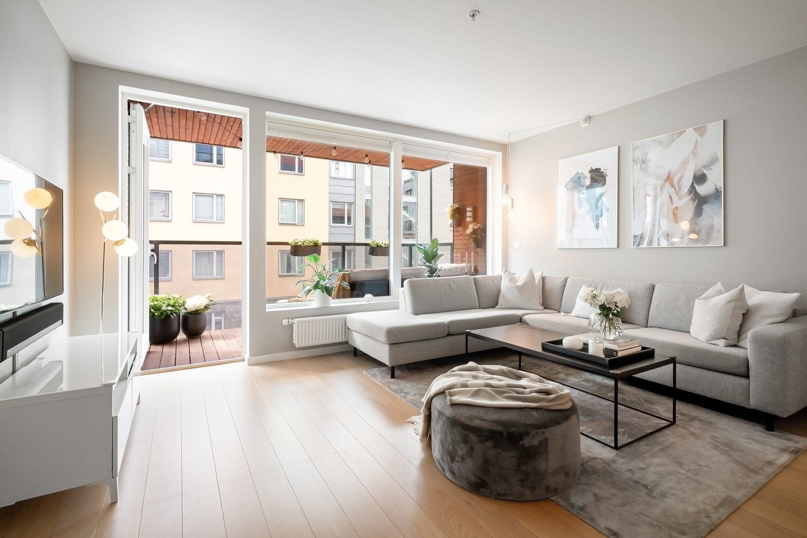 Stor stue med åpen kjøkkenløsning Galleribilde