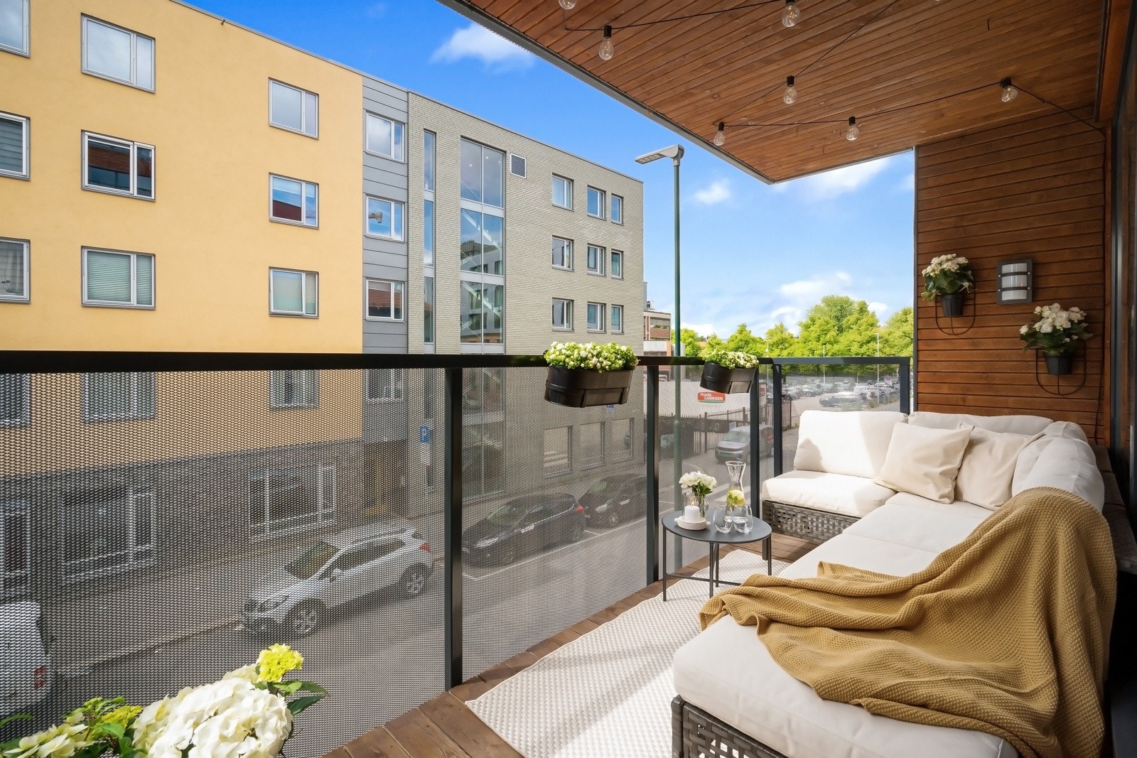 Balkongens størrelse gir gode møbleringsmuligheter, og er den perfekte forlengelse av stuen på sommeren Galleribilde