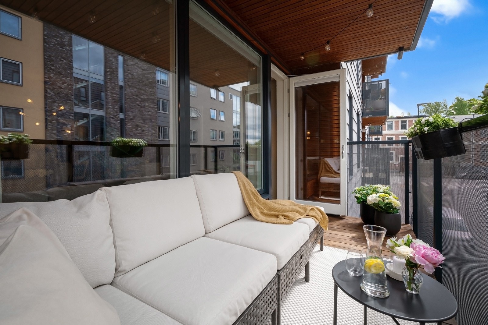 Fra stuen er det utgang til flott sydvendt balkong på ca.7 kvm med gode solforhold Galleribilde