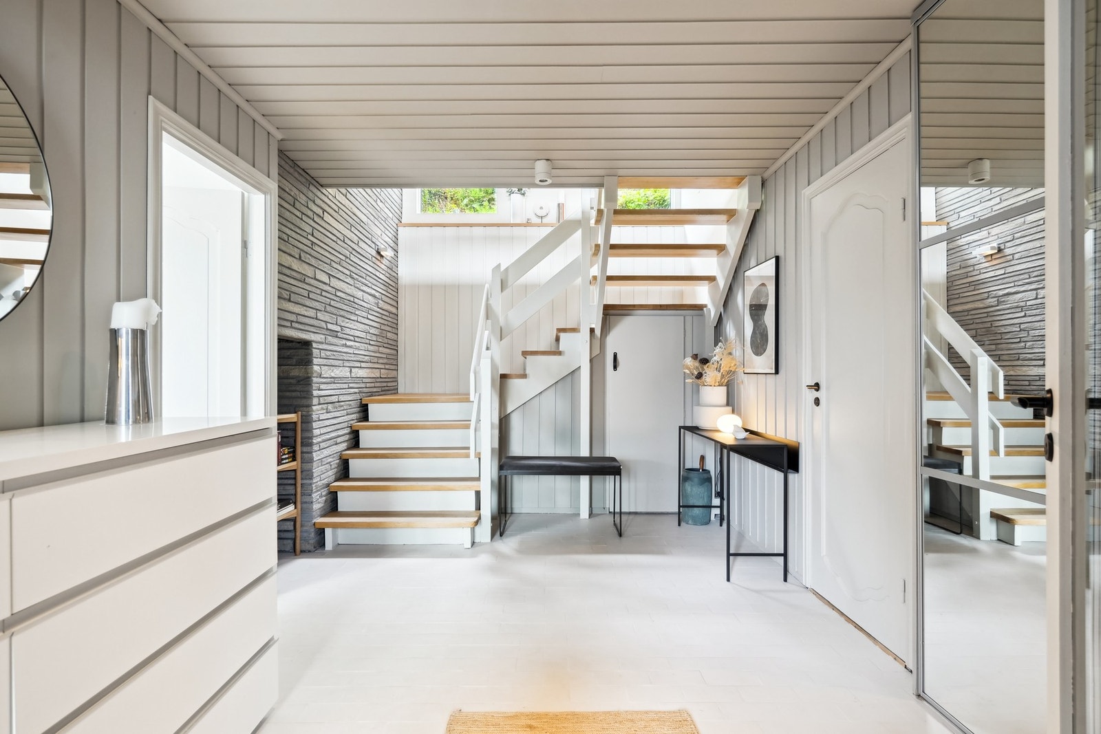 Man ønskes velkommen av en flott og romslig hall. Lagringsplass under trapp. Galleribilde