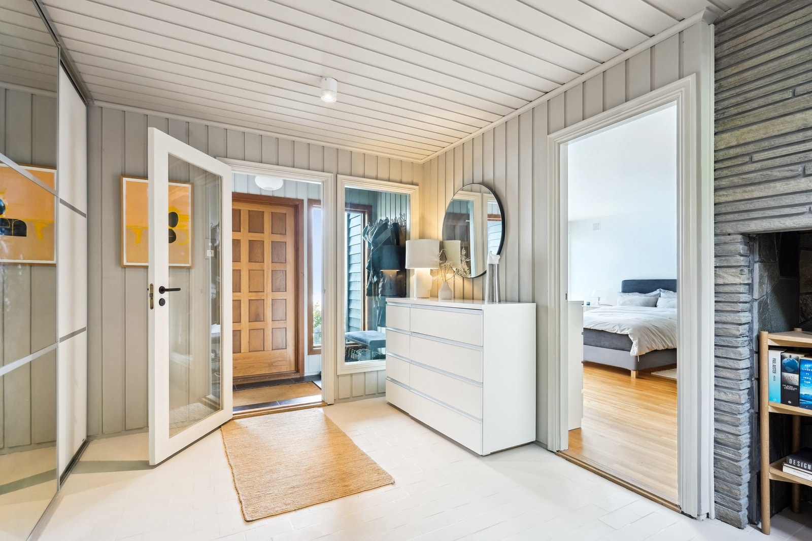 2 dørs skyvedørsgarderobe i gang/trapperom. Flislagt gulv både i entréen og gangen. Galleribilde