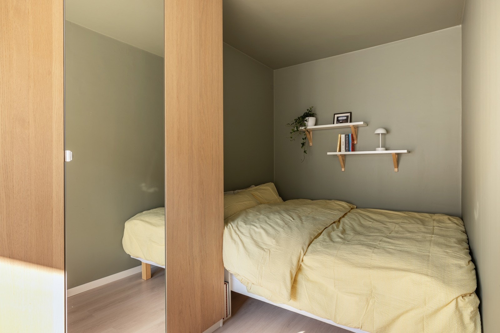 Soverommet har samme gode standard som resten av leiligheten med lyst enstavs gulv fra 2022 og glatte overflater som ble helsparklet og malt i en fin grønnfarge i 2022. Galleribilde