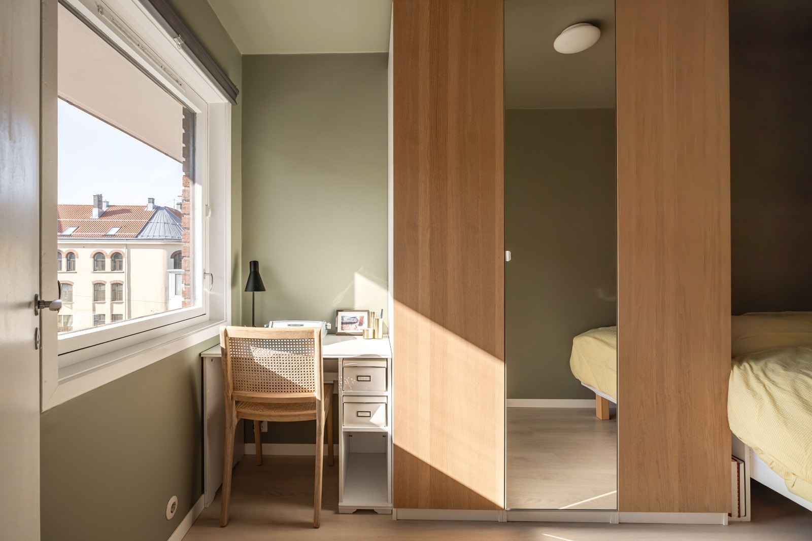 Leiligheten har et lyst og innbydende soverom med plass til både dobbeltseng og kontorpult. Det er også god oppbevaringsplass i stort garderobeskap som følger med i handelen. Galleribilde