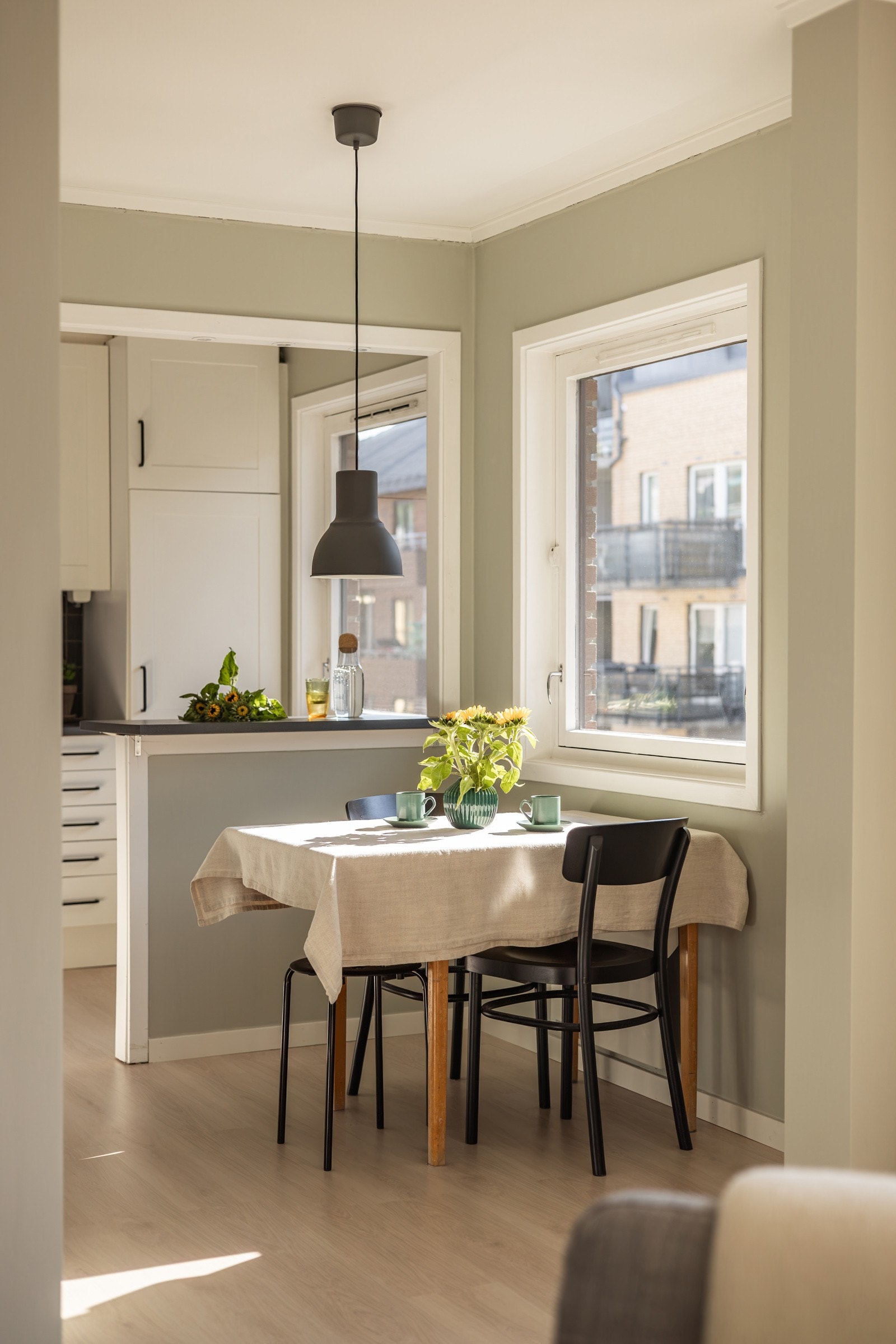 Spisestuen finner sin naturlige plass mellom stuen og kjøkkenet. Galleribilde