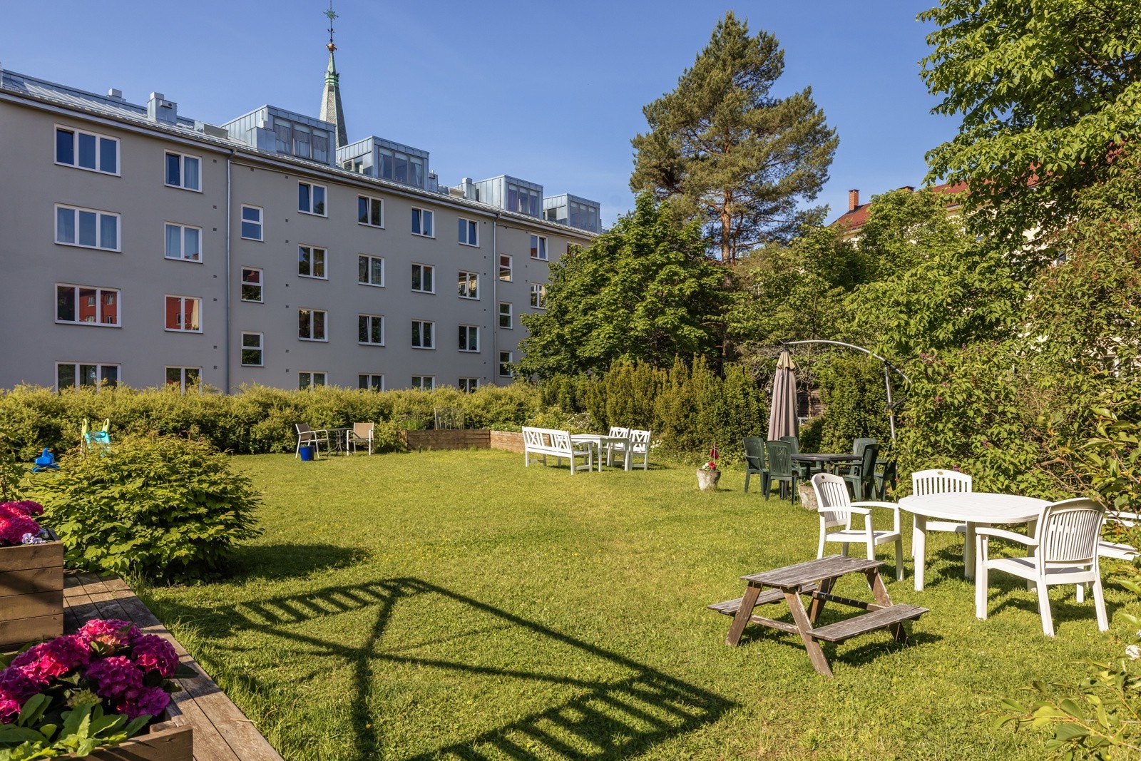 Hagen er pent opparbeidet med plen og diverse beplantning. Galleribilde