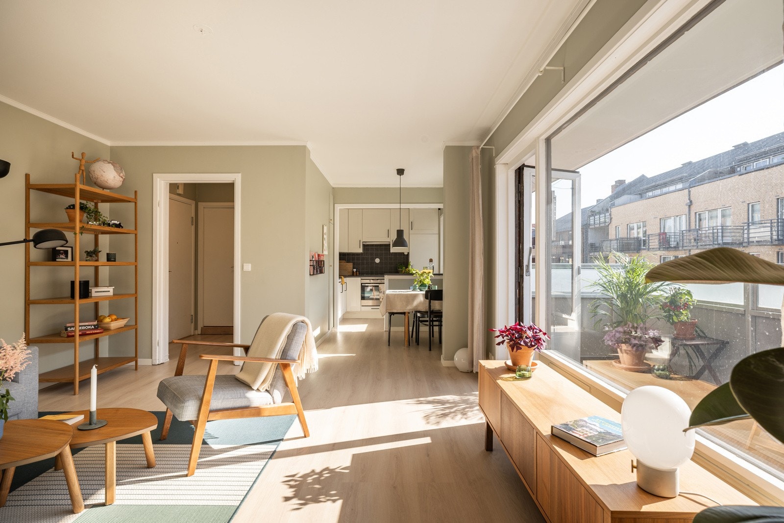 Her får du et hjem som kjennes større enn kvadratmeterne skulle tilsi. Planløsningen er smart og åpen, og lyset flyter fritt gjennom de store vindusflatene. Galleribilde