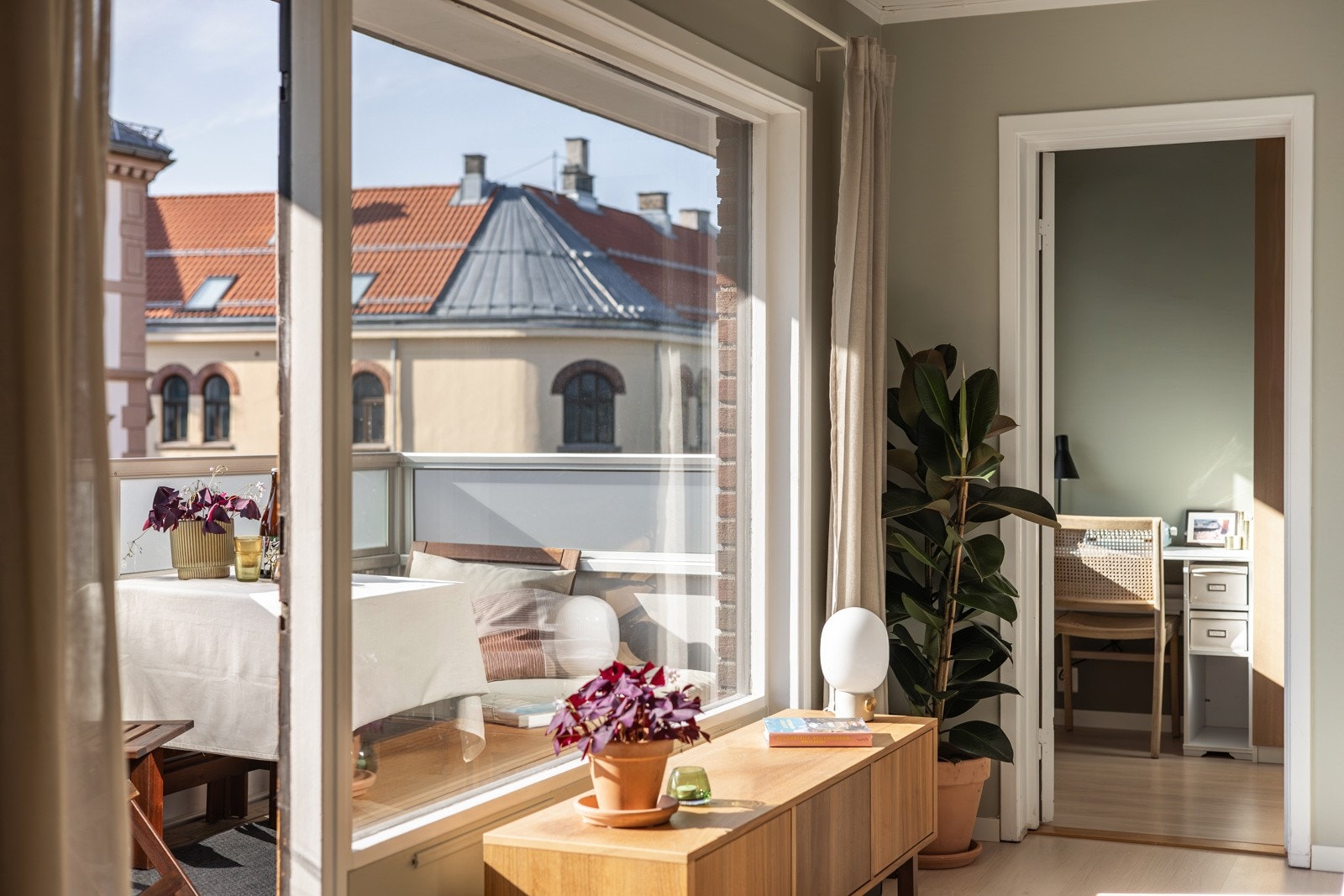 Takket være beliggenheten høyt oppe i 4. etasje og store vindusflater, fylles rommet med naturlig dagslys gjennom store deler av dagen. Galleribilde