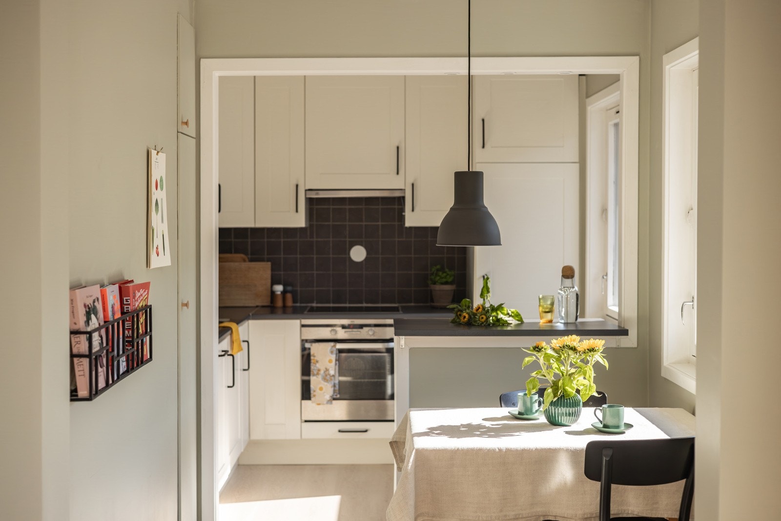 Kjøkkenet er funksjonelt og gjennomtenkt, med en halvøy som vender mot spisestuen og gir både ekstra benke- og skapplass. Galleribilde