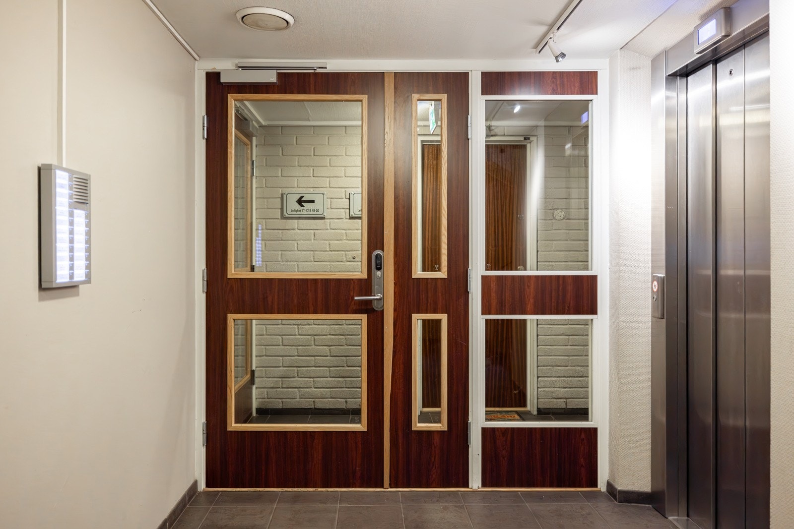 Du tar deg opp til leiligheten i byggets 4. etasje via felles trapperom med heis. Galleribilde