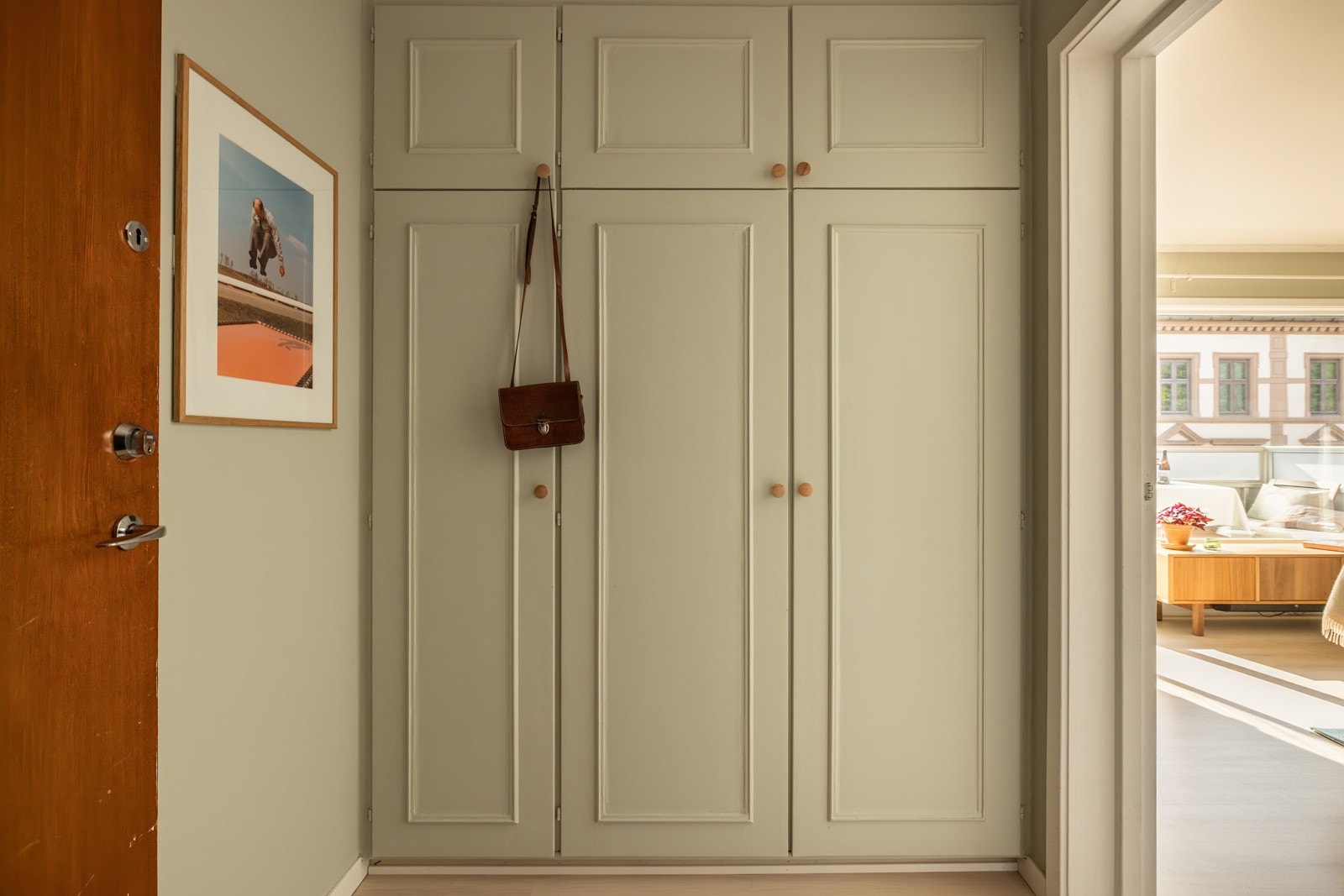 God standard med lys enstavs laminat fra 2022 på gulv og glatte overflater som ble helsparklet og malt i en nydelig farge i 2022. Galleribilde