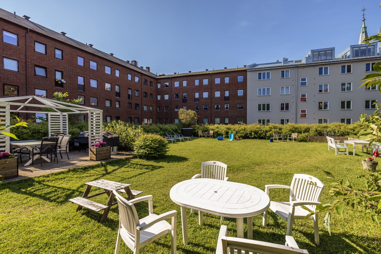 Hagen har terrasseplatting med grill og flere hyggelige sittegrupper. Galleribilde