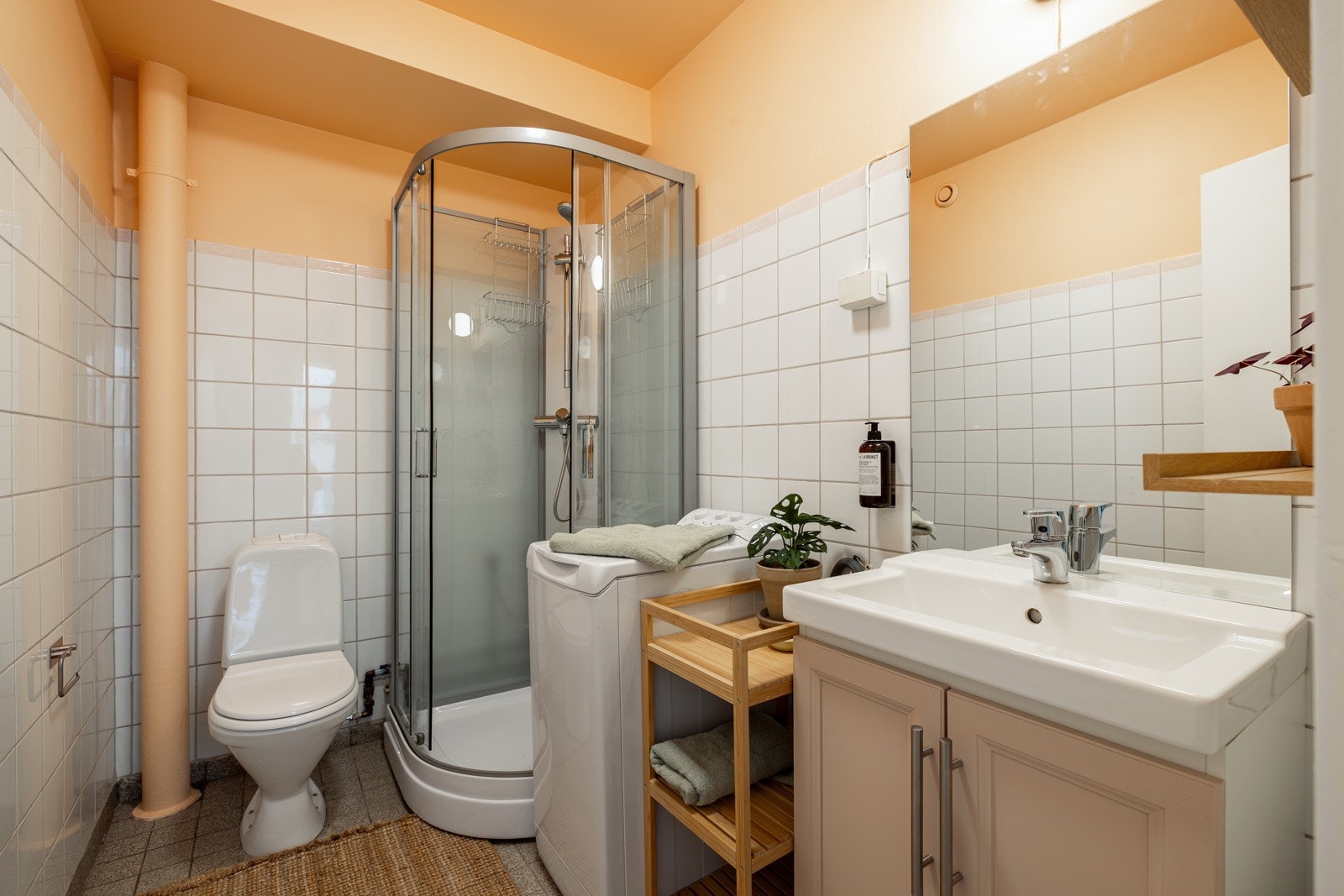 Baderommet er også utstyrt med dusjkabinett, gulvstående toalett og opplegg for vaskemaskin. Galleribilde