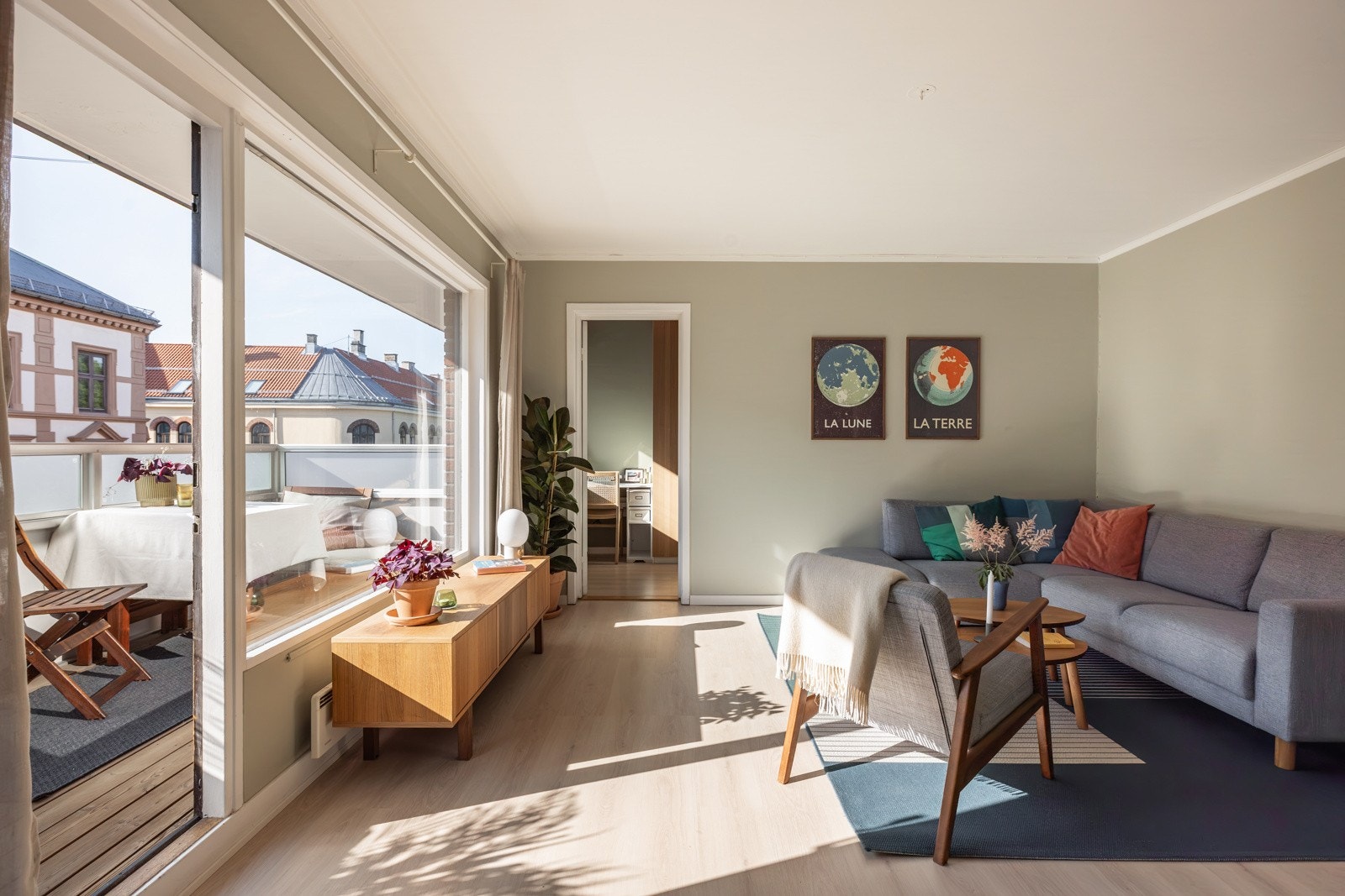 Stuen er leilighetens naturlige samlingspunkt - et rom som kombinerer moderne standard med en lys og luftig atmosfære. Galleribilde