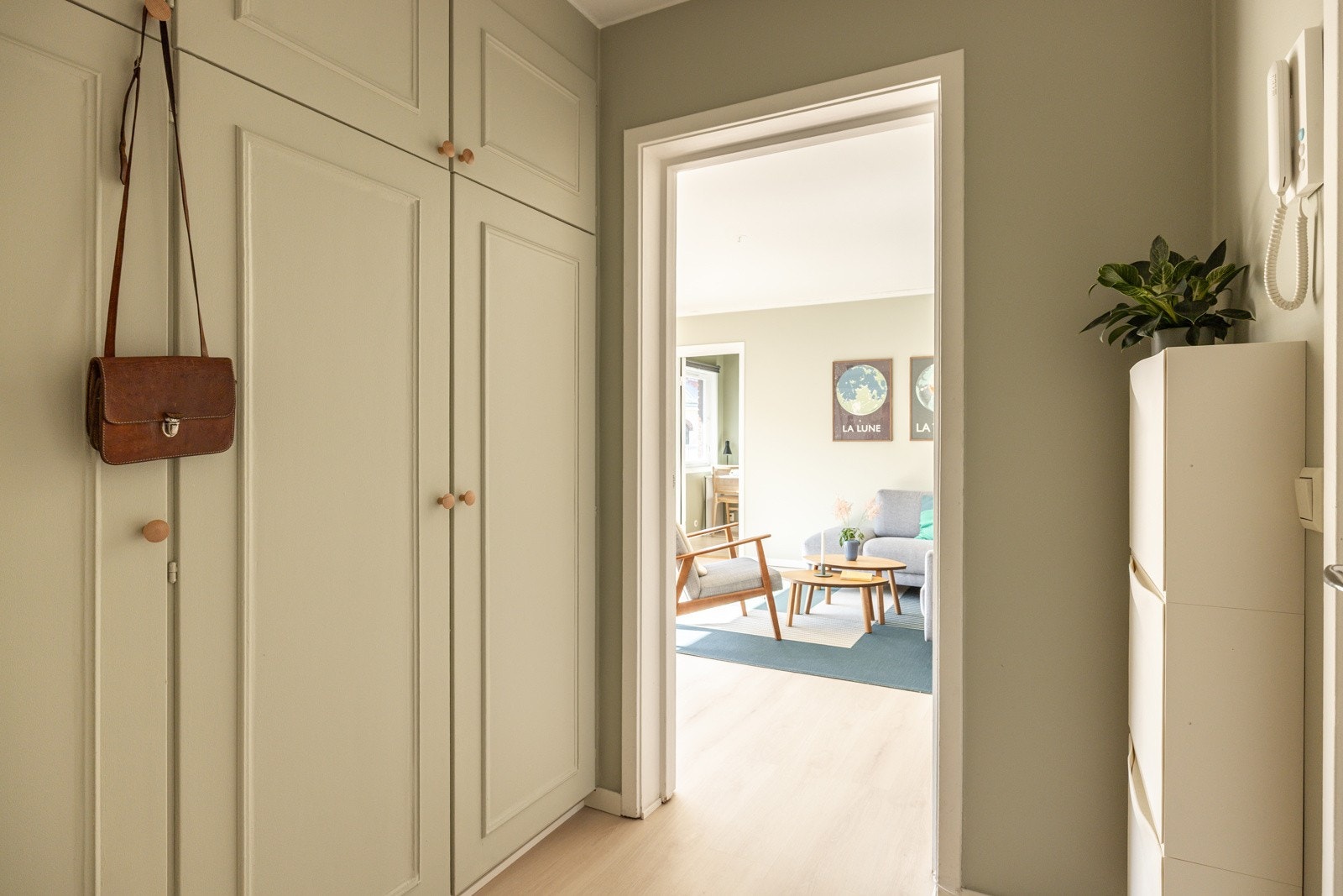 I entréen har du god oppbevaringsplass i flotte plassbyggede garderobeskap med profilerte dører, samt ytterligere plass til sko i medfølgende skoskap. Galleribilde