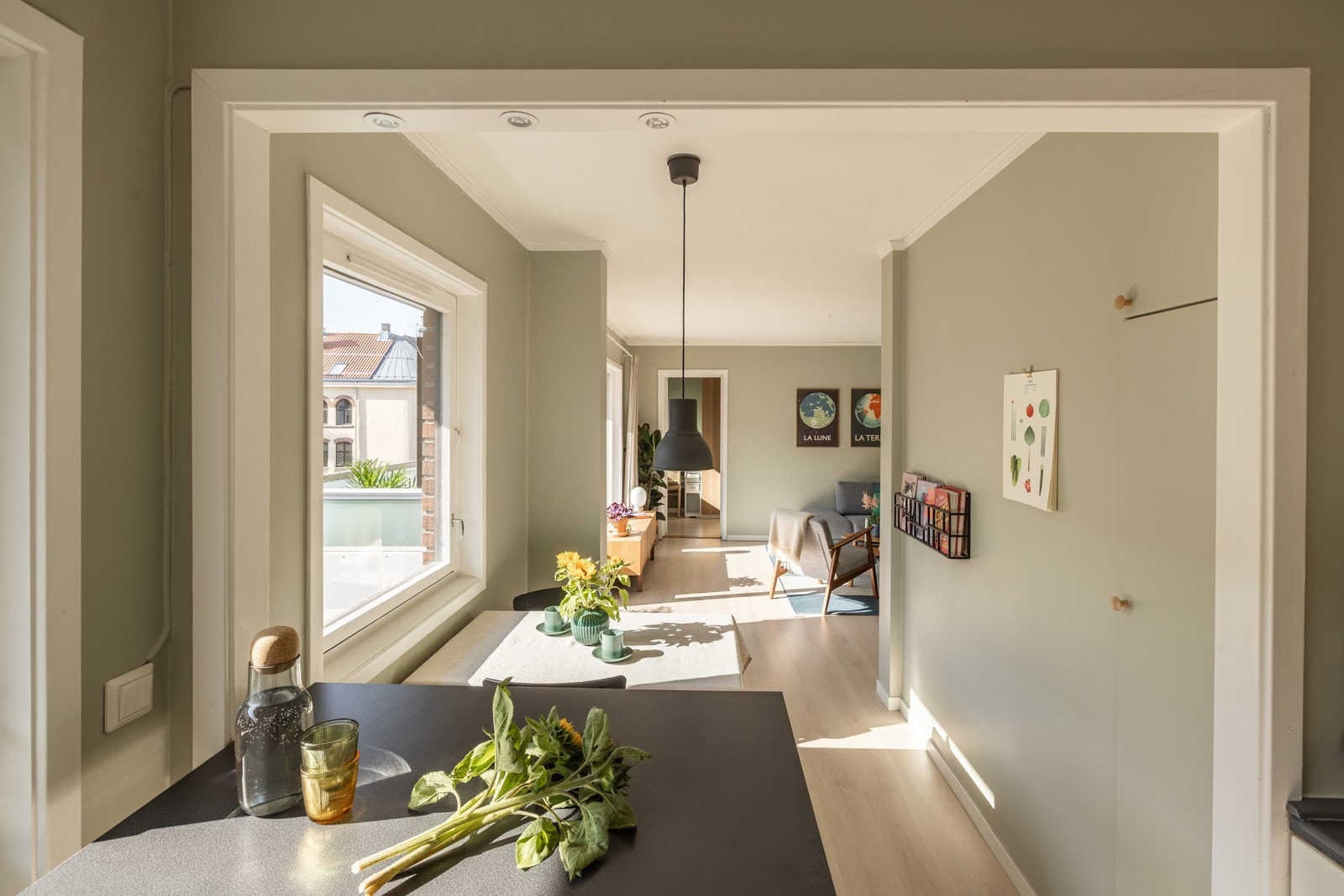 Kjøkkenet er fullt utstyrt med integrerte hvitevarer som medfølger i handelen. Integrerte hvitevarer som nedfelt platetopp, stekeovn, oppvaskmaskin og kjøleskap med frysedel. Ventilator i overskap med mekanisk avtrekk ut av leiligheten. Galleribilde