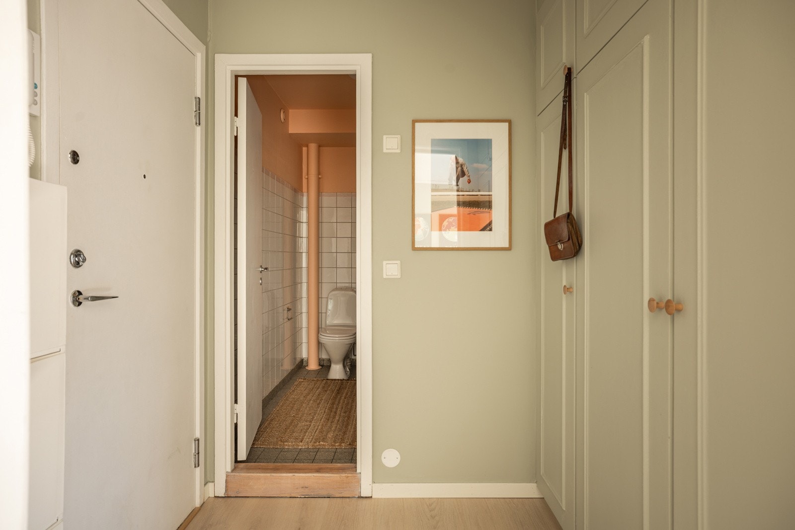 Når du entrer leiligheten, kommer du inn i en hyggelig og praktisk entré. Montert porttelefon på vegg ved inngangsdøren. Galleribilde