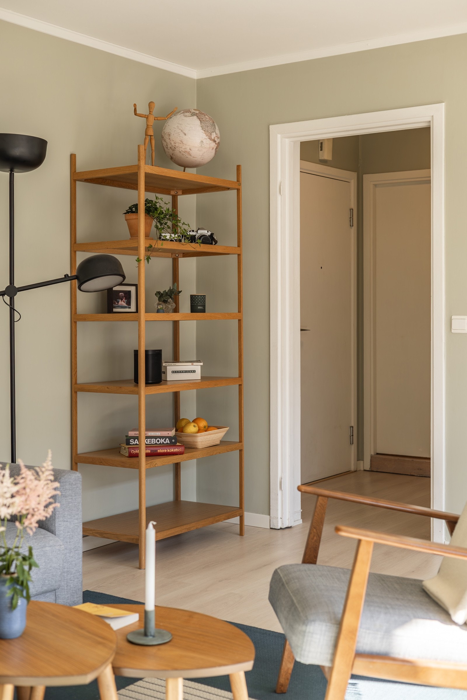 Stuen er romslig med god plass til både sofagruppe med salongbord, tv-benk og annet ønskelig møblement. Både fiberbredbånd og varmtvann er inkludert i felleskostnadene. Galleribilde