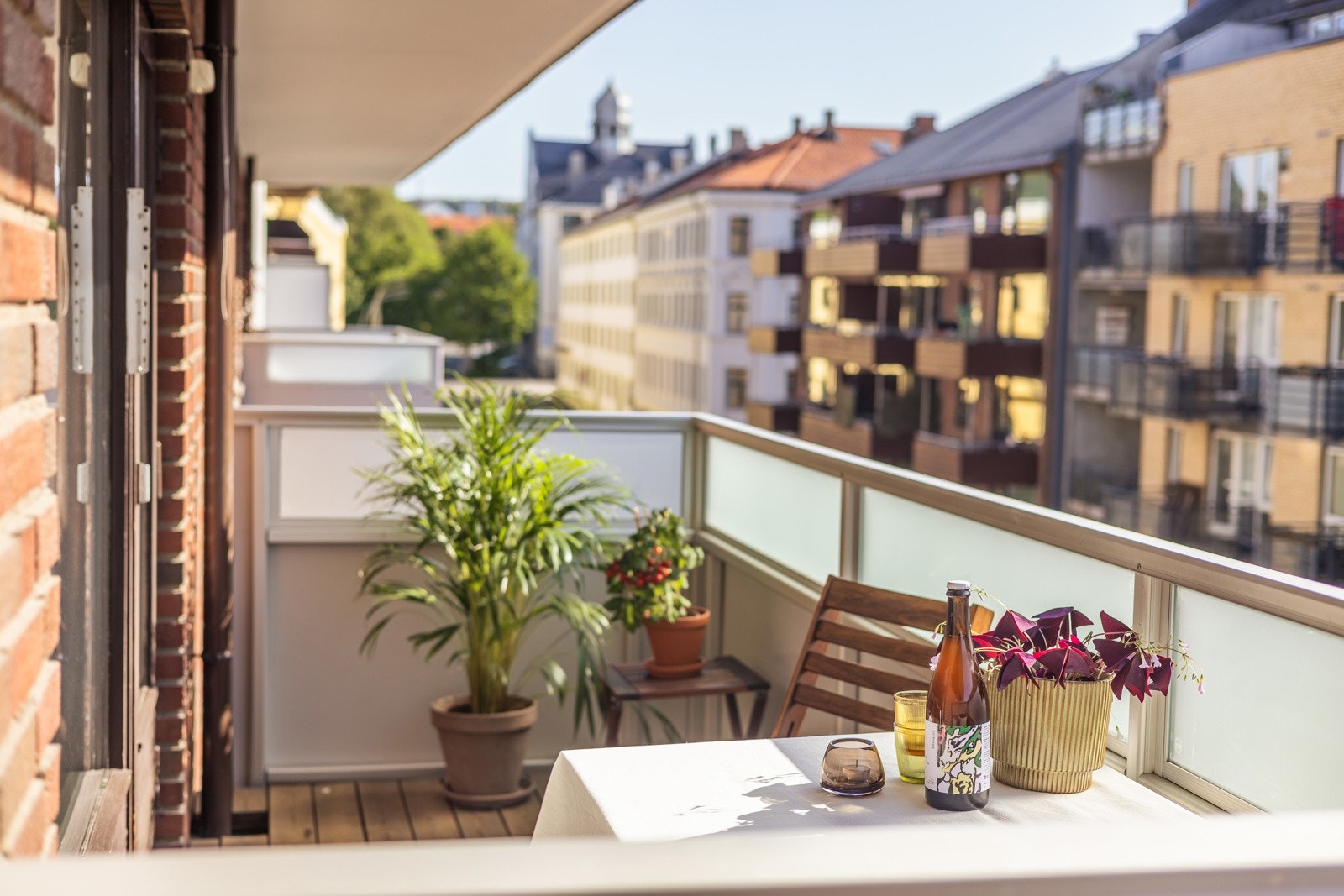 Beliggenheten høyt i bygget og orienteringen mot sydøst gir deg flotte solforhold fra morgen og langt ut på dagen. Galleribilde