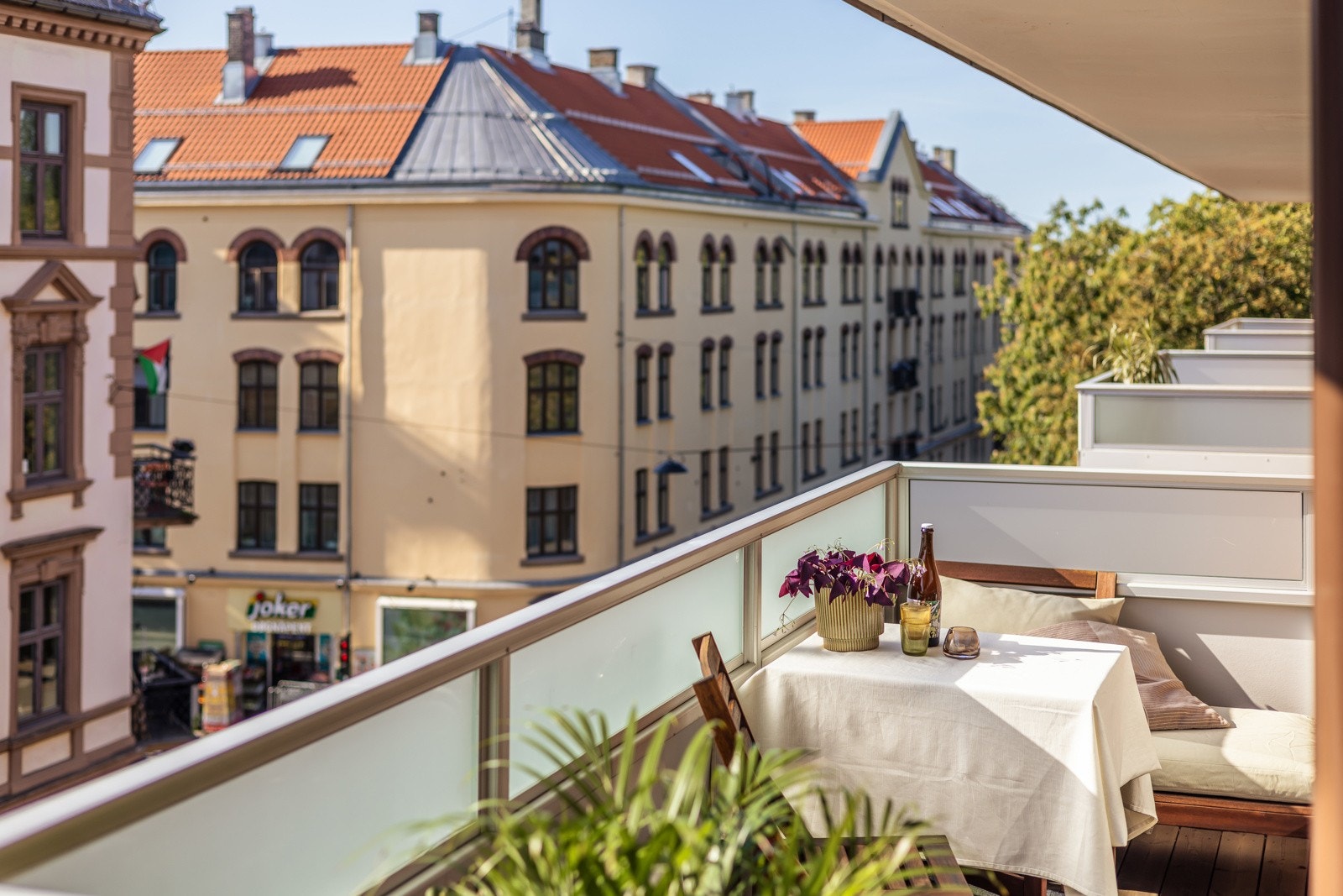 Med sin sydøstvendte beliggenhet får du sol allerede fra tidlig morgen, og den gode størrelsen gir plass til sittegruppe etter eget ønske og behov. Det er også montert utvendige stikkontakter. Galleribilde