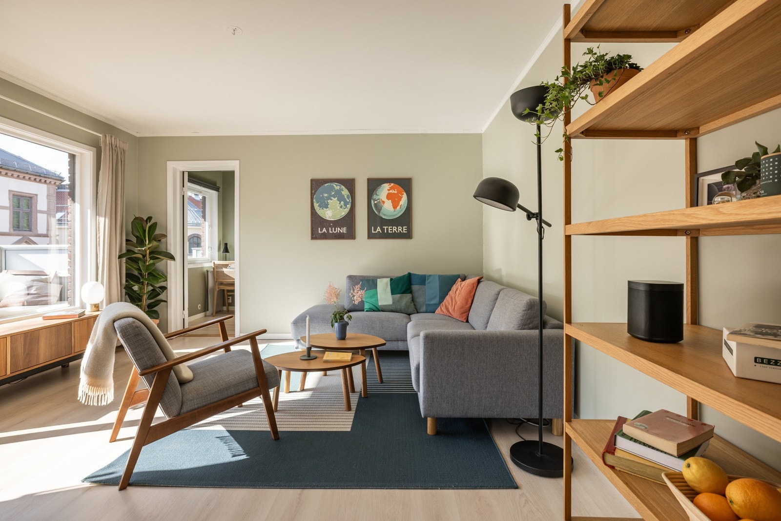 Den gode takhøyden på ca. 2,48 meter forsterker den romslige følelsen. Galleribilde