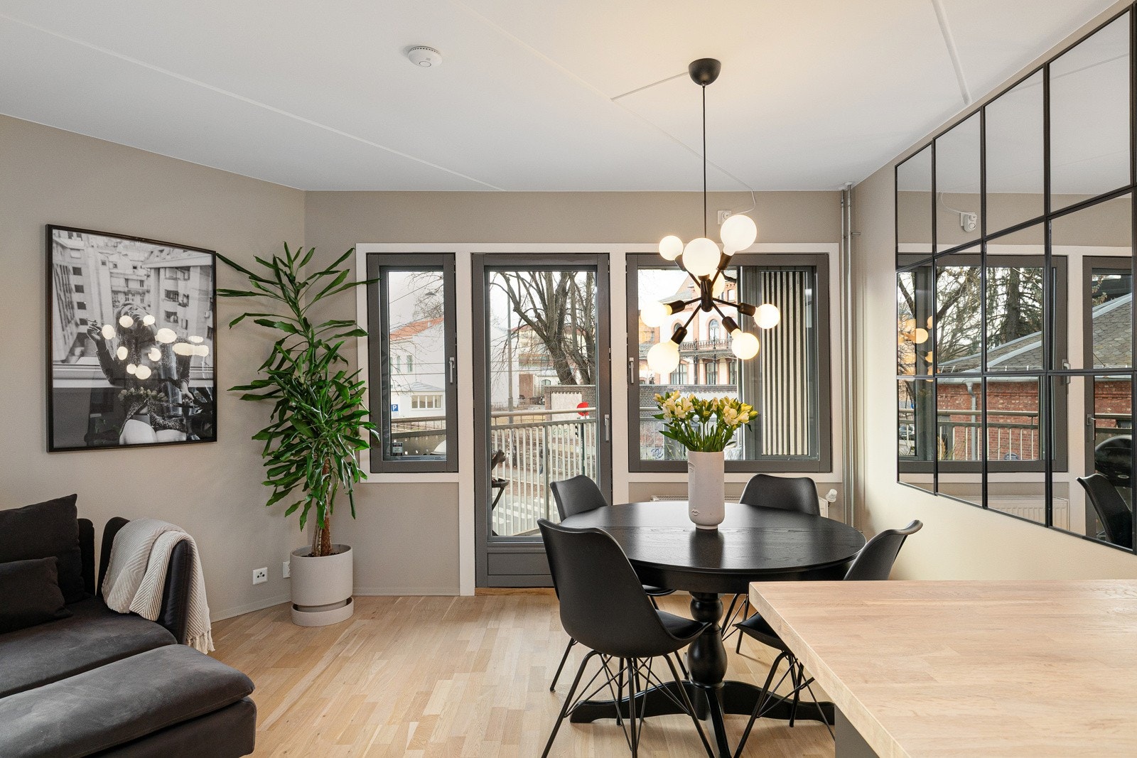 Parkett på gulv og malte overflater i moderne farger. Galleribilde