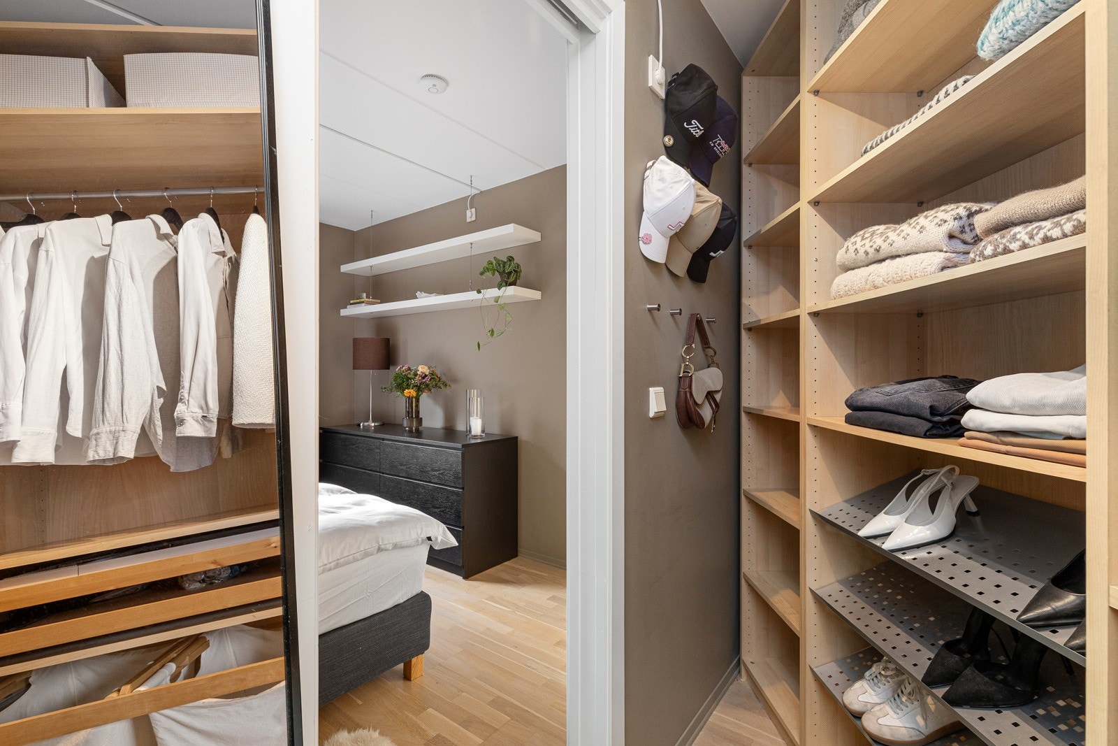 Store praktiske skap medfølger. Galleribilde