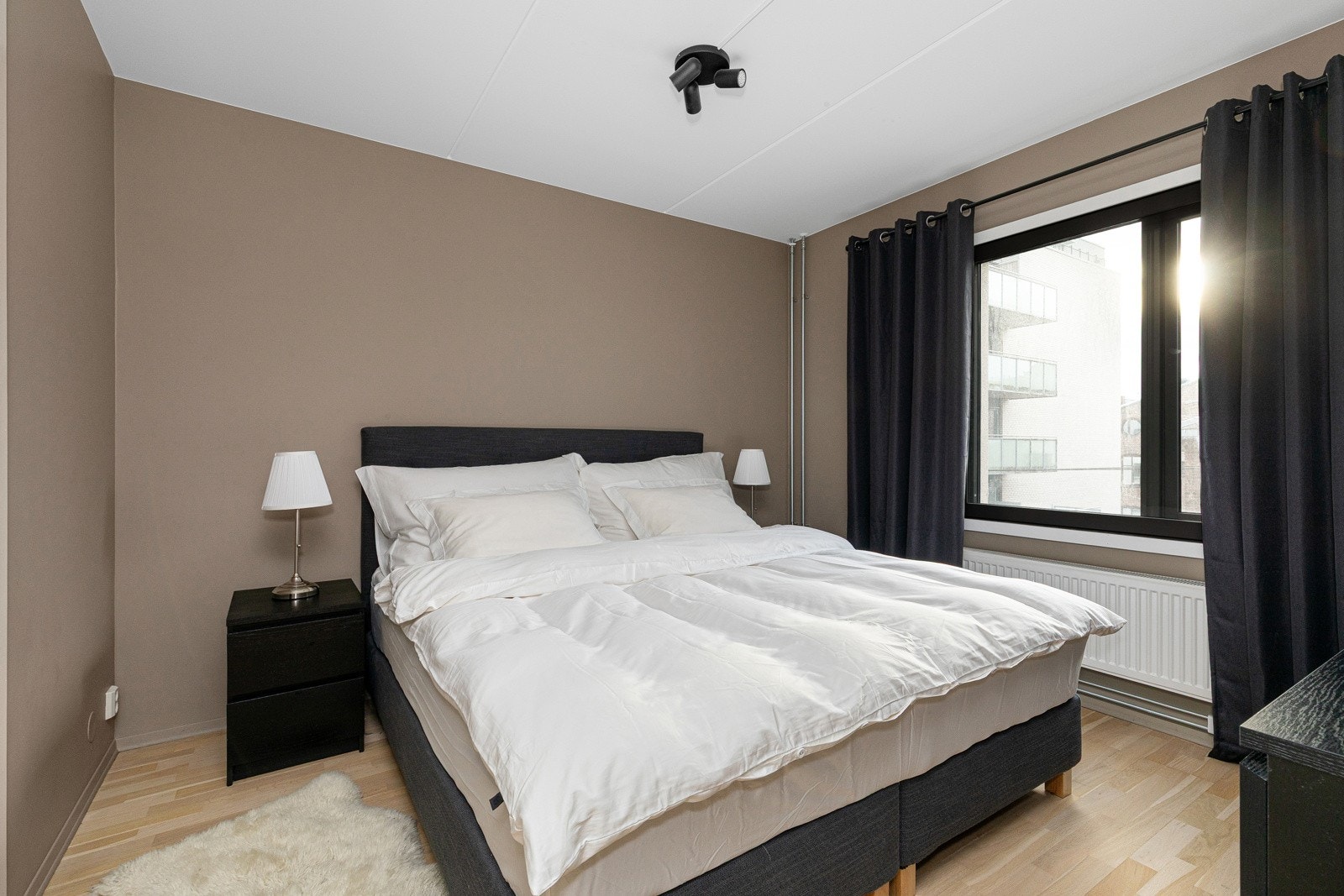 Stort og luftig soverom med god plass til dobbeltseng, nattbord og annet ønsket møblement. Galleribilde