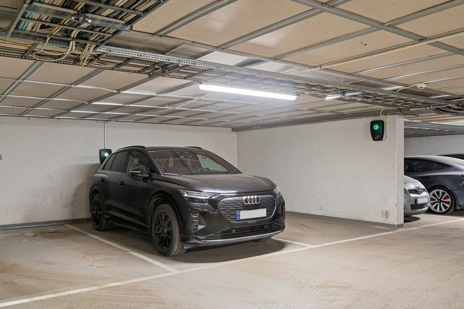 Garasjeplass i sameiets felles garasjeanlegg medfølger. Denne er mulig å selge internt til en annen sameier. Galleribilde