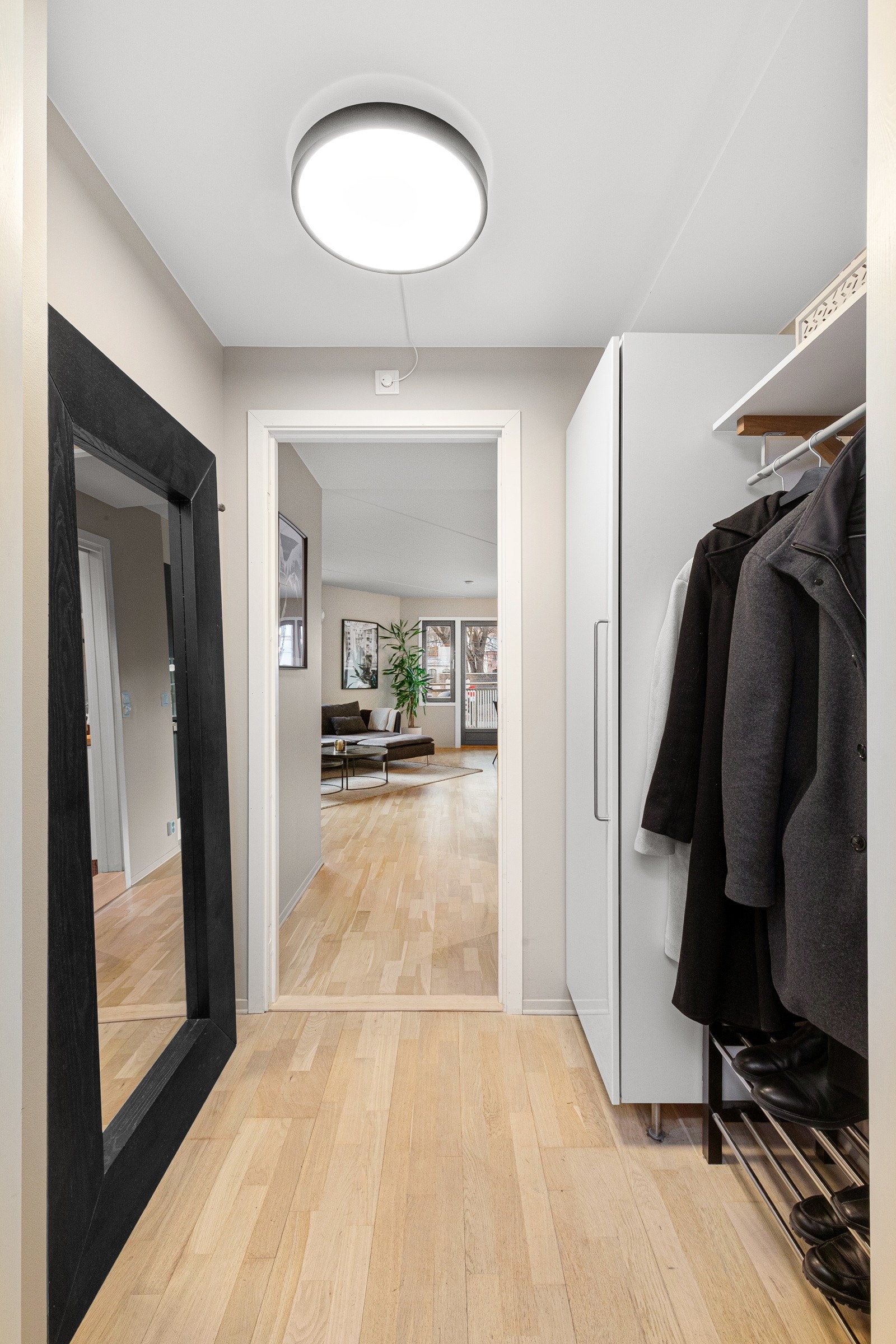Lys og innbydende entrè med god plass til yttertøy og sko. Galleribilde