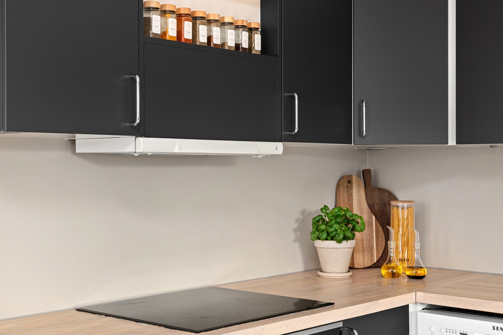 Kjøkkenet er utstyrt med glatte fronter og benkeplate av tre, nedfelt oppvaskkum av rustfritt stål og ett-greps armatur, samt ventilator i overskap tilkoblet avtrekkskanal. Galleribilde