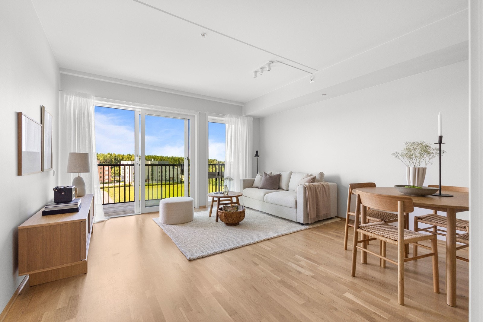 I overgangen mellom stue og kjøkken er det avsatt område til spiseplass. Galleribilde