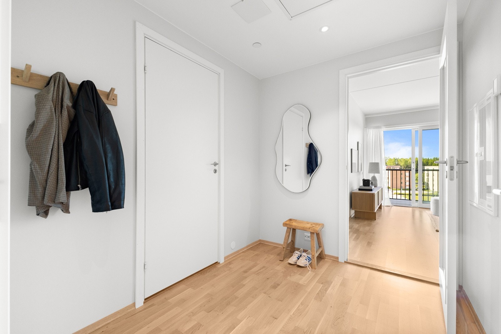 Innvendig har leiligheten gjennomgående parkett og vegger av malte plater. Galleribilde