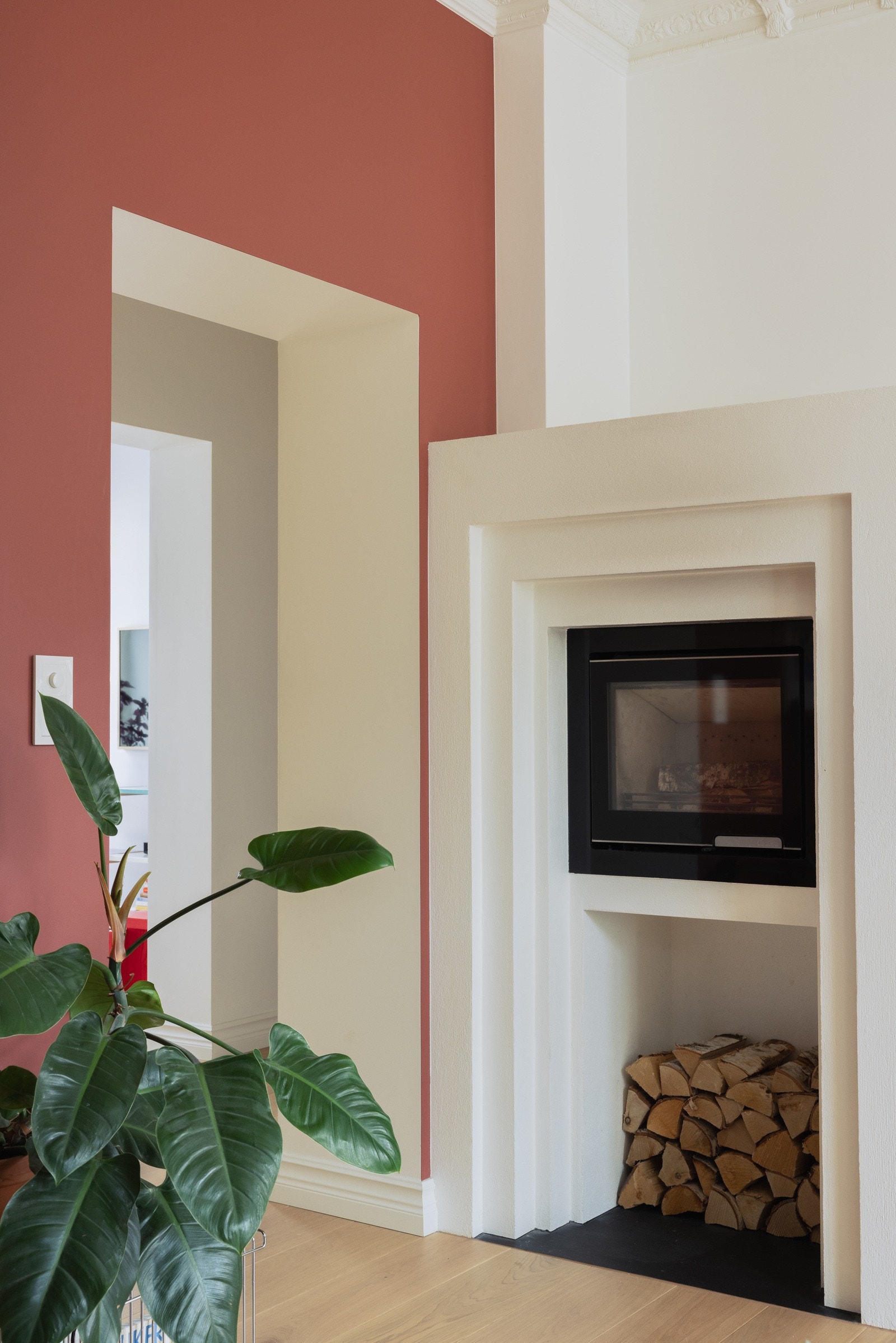 Ved siden av kjøkkenet er det en stemningsfull peisovn som varmer godt på kalde kvelder. Galleribilde