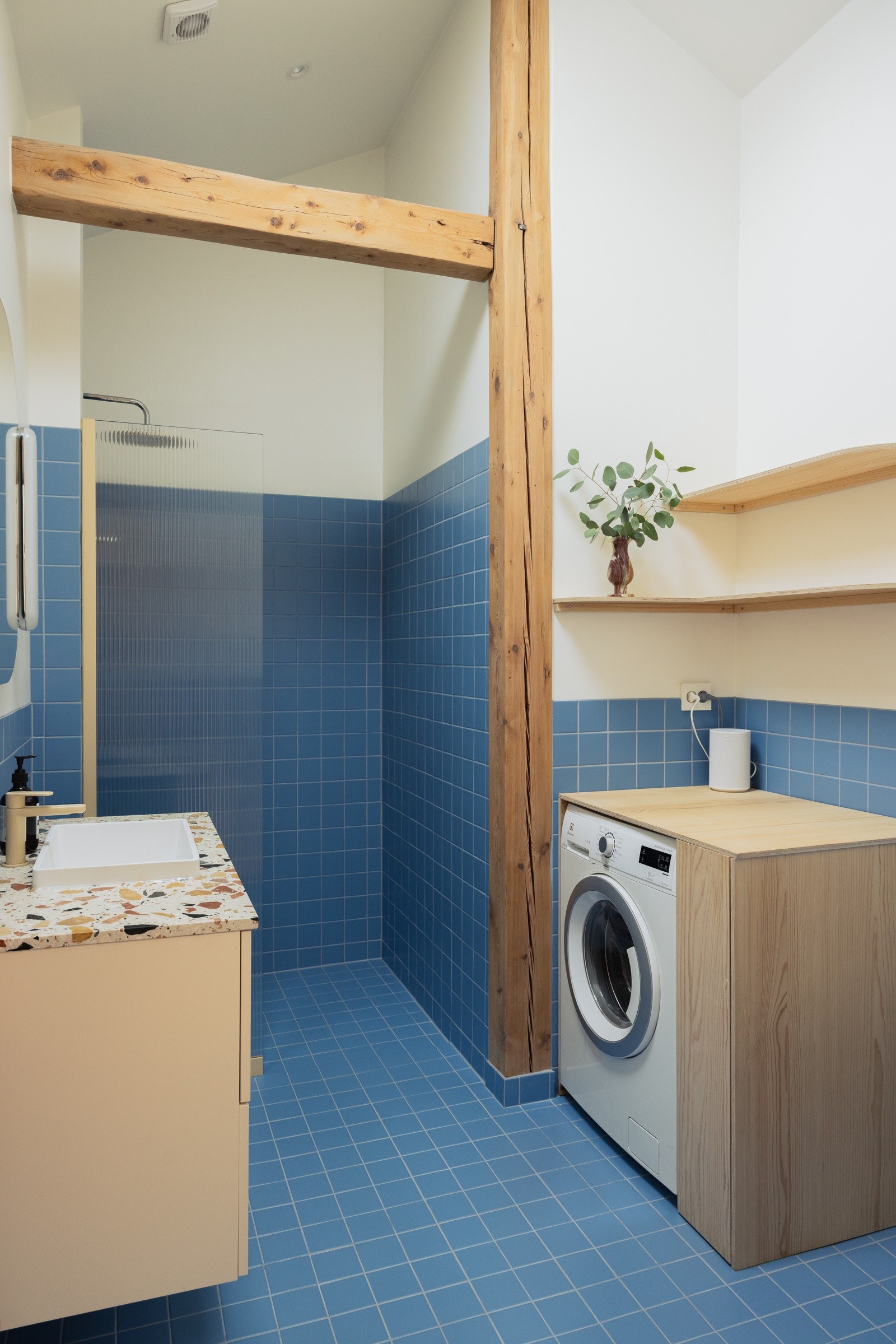 Innbydende, flislagt baderom fra 2023 med fliser på gulvet og malte overflater på veggene. Galleribilde