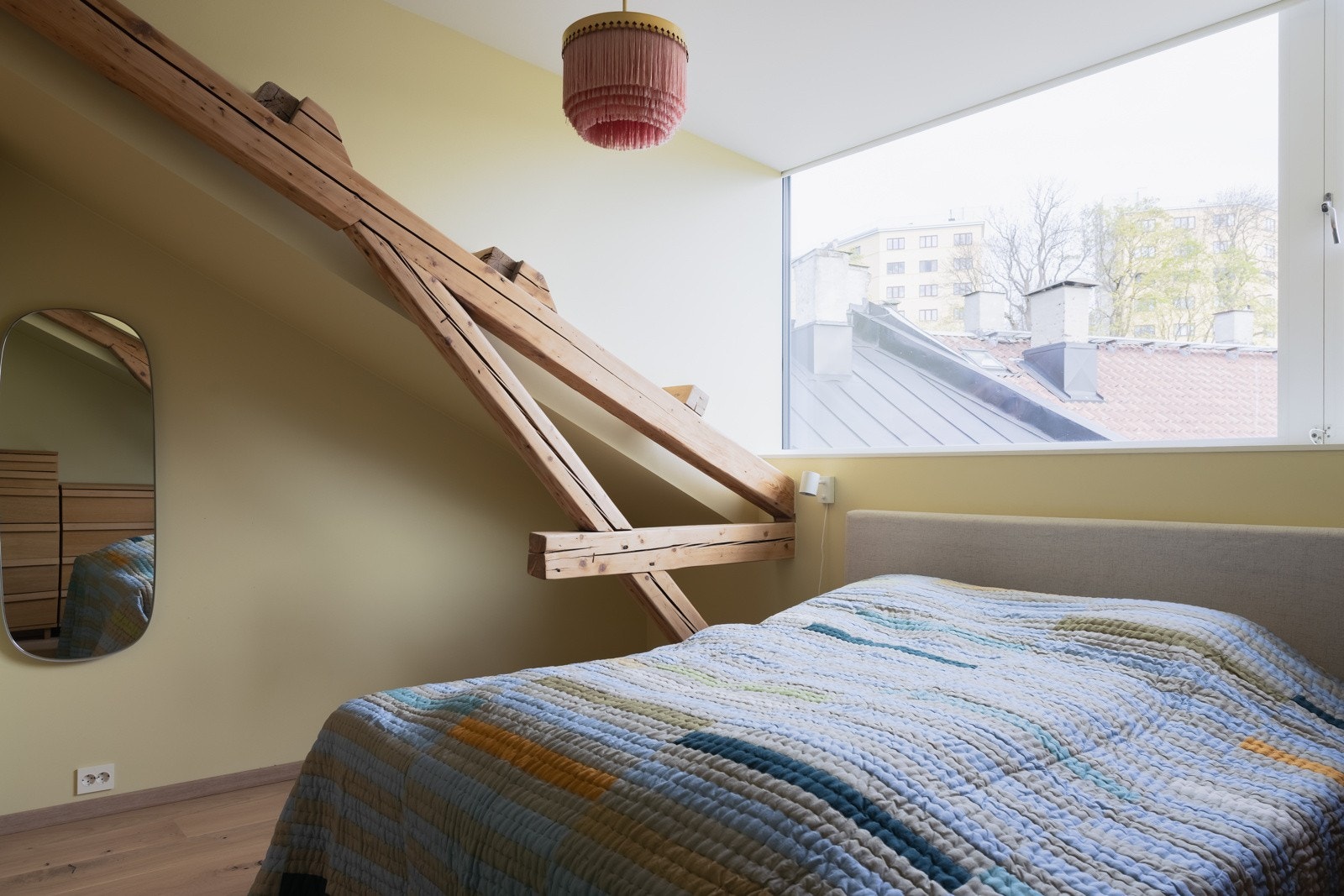 Stor vindusflate og god takhøyde gir en luftig og romslig følelse. Galleribilde