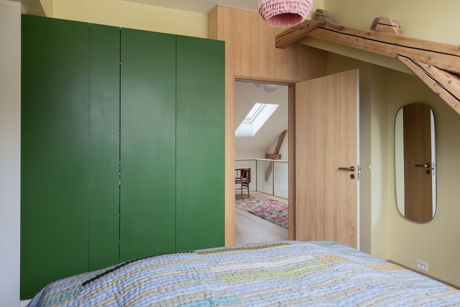 Rommet byr på gode oppbevaringsmuligheter i garderobeskap og kommoder. Galleribilde