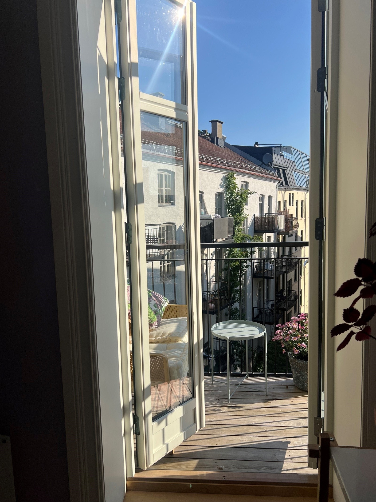 Balkongen er et perfekt sted å nyte morgenkaffen i sommerværet. Galleribilde