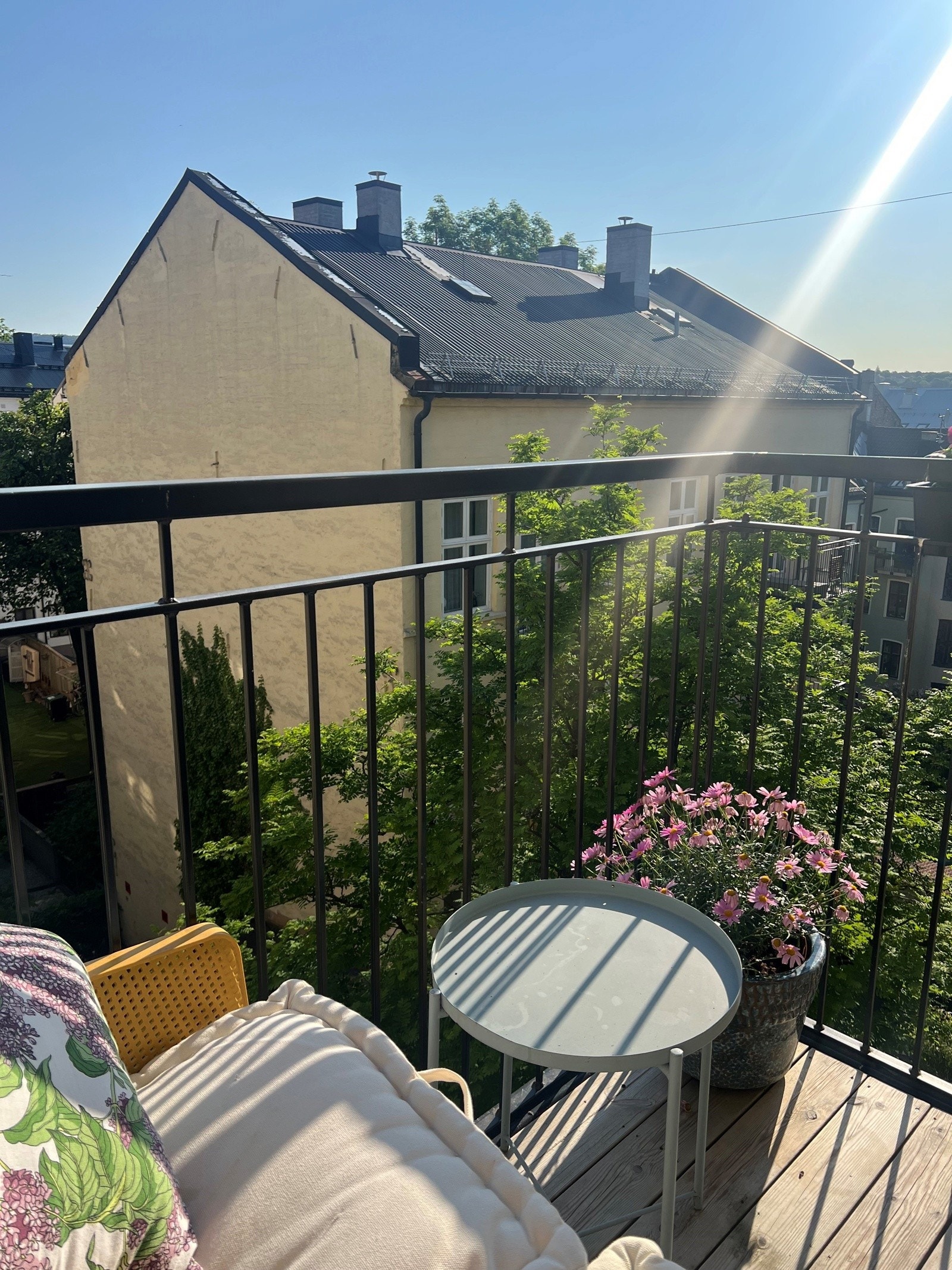 Innbydende balkong på ca. 2 kvm med plass til utemøbler - et perfekt sted å nyte solrike sommerdager. Galleribilde