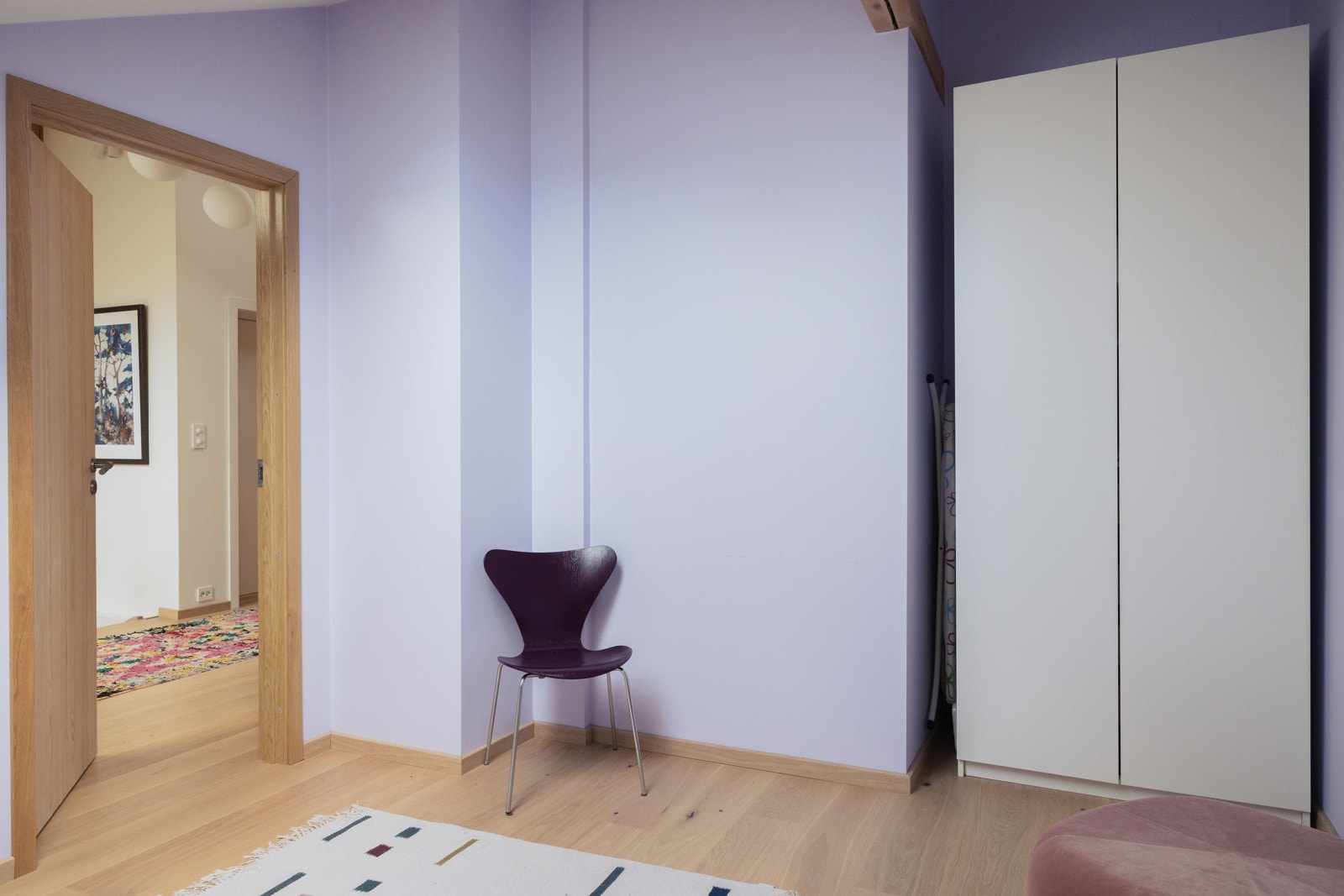 Rommet har gode oppbevaringsløsninger med garderobeskap og kommode. Galleribilde