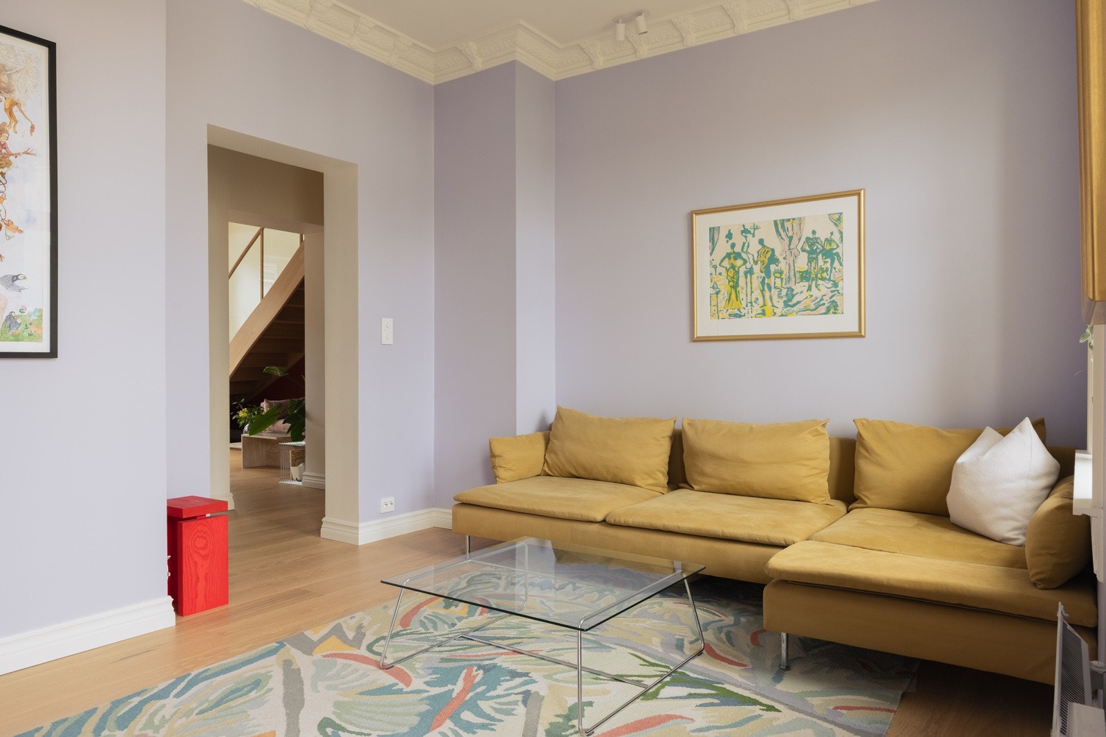 Lys og innbydende stue med god plass til sofagruppe og tilhørende møblement. Galleribilde