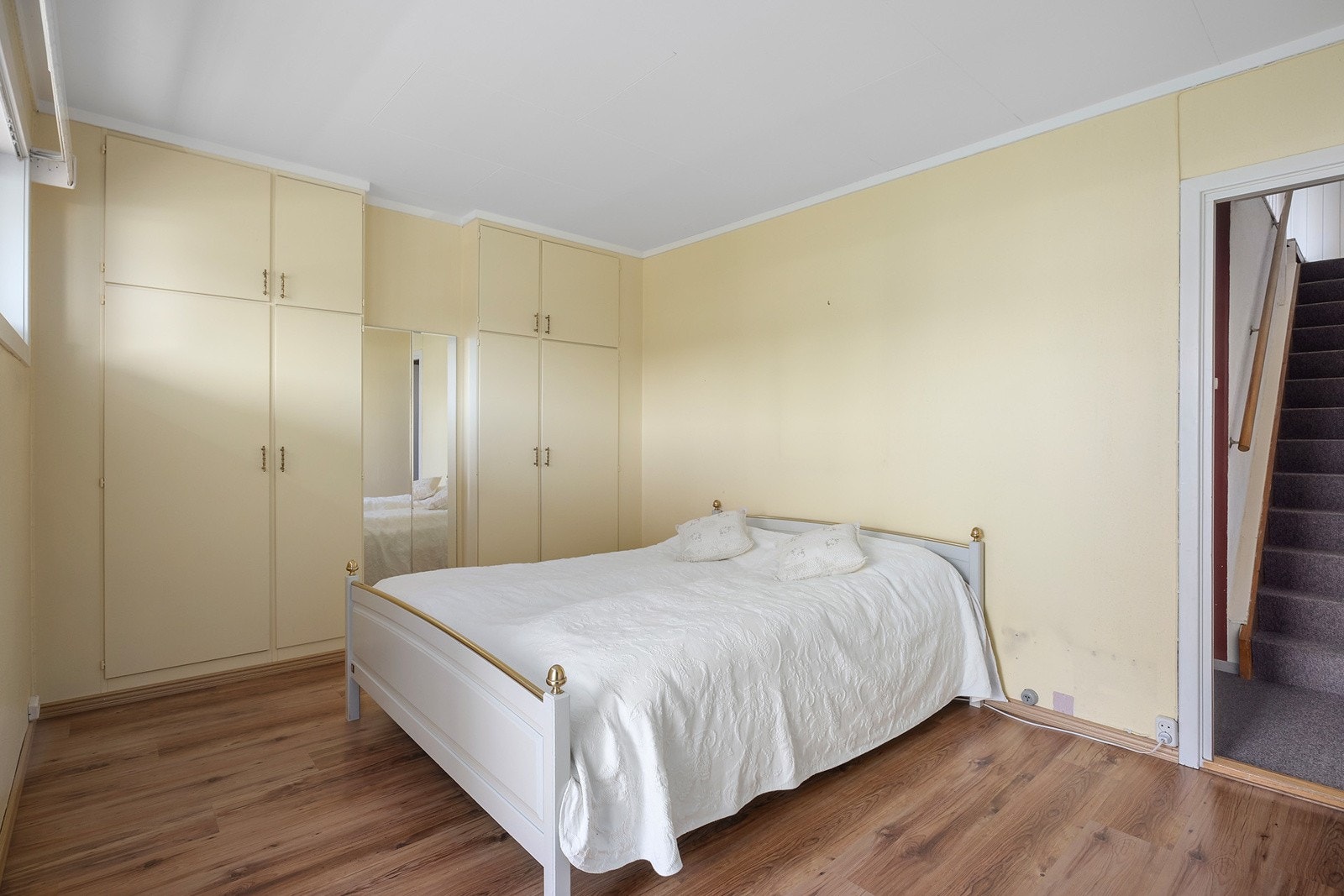 Hovedsoverommet har plassbygd garderobeskap Galleribilde