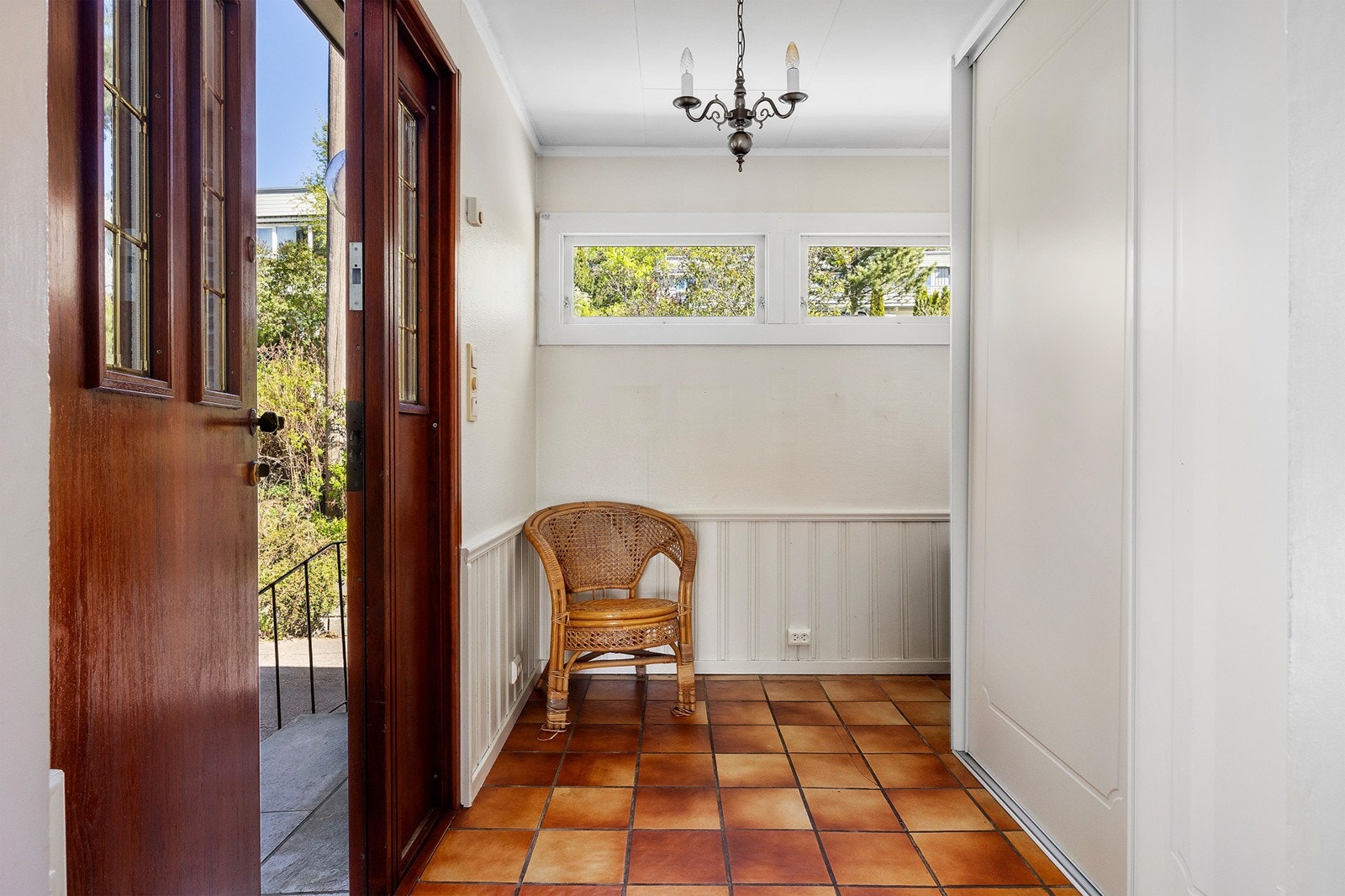 Her ønskes du velkommen inn i en romslig entré med stor skyvedørsgarderobe for godt med plass til oppbevaring av klær og utstyr. Galleribilde