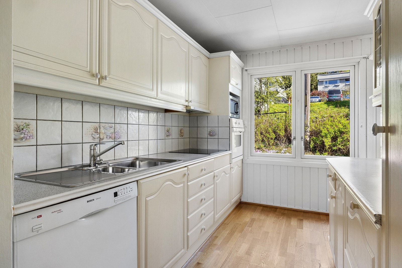 Kjøkkenet har godt med skap og -benkeplass. Kjøkkeninnredning med et-speils laminerte skapfronter og innfelte hvitevarer som koketopp, stekeovn, oppvaskmaskin, kjøl/- fryseskap. Galleribilde