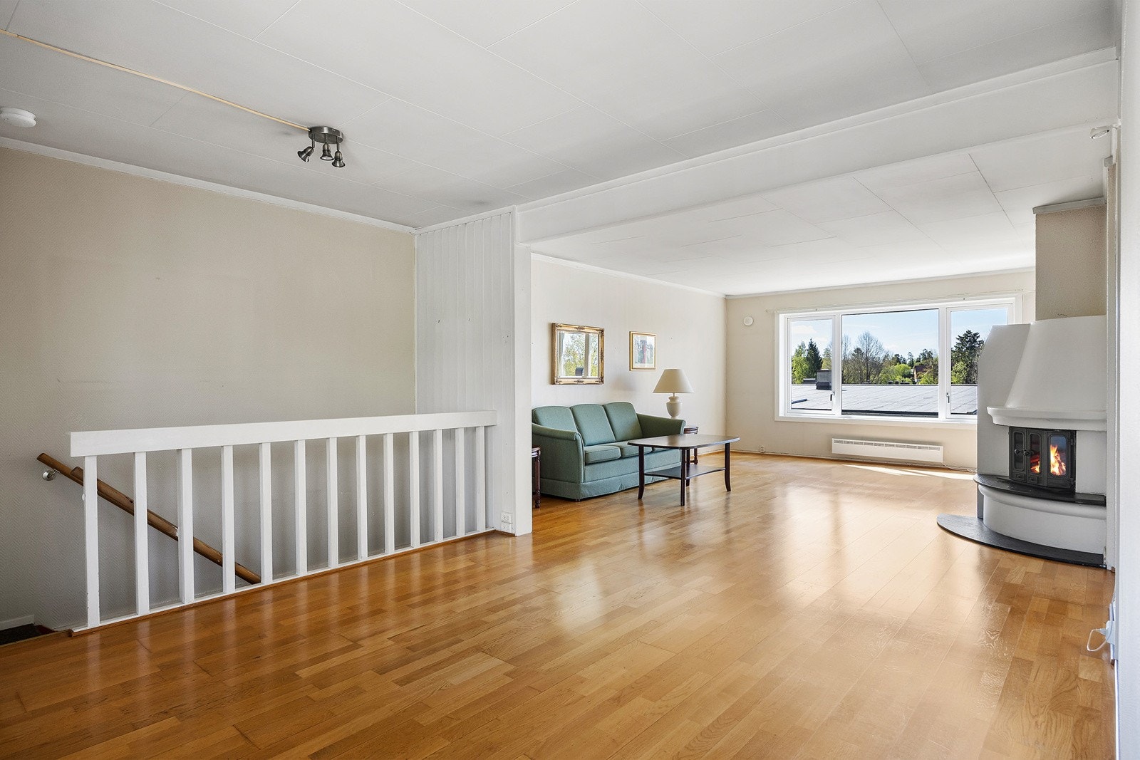 Fra stuen er det trappenedgang til underetasjen Galleribilde