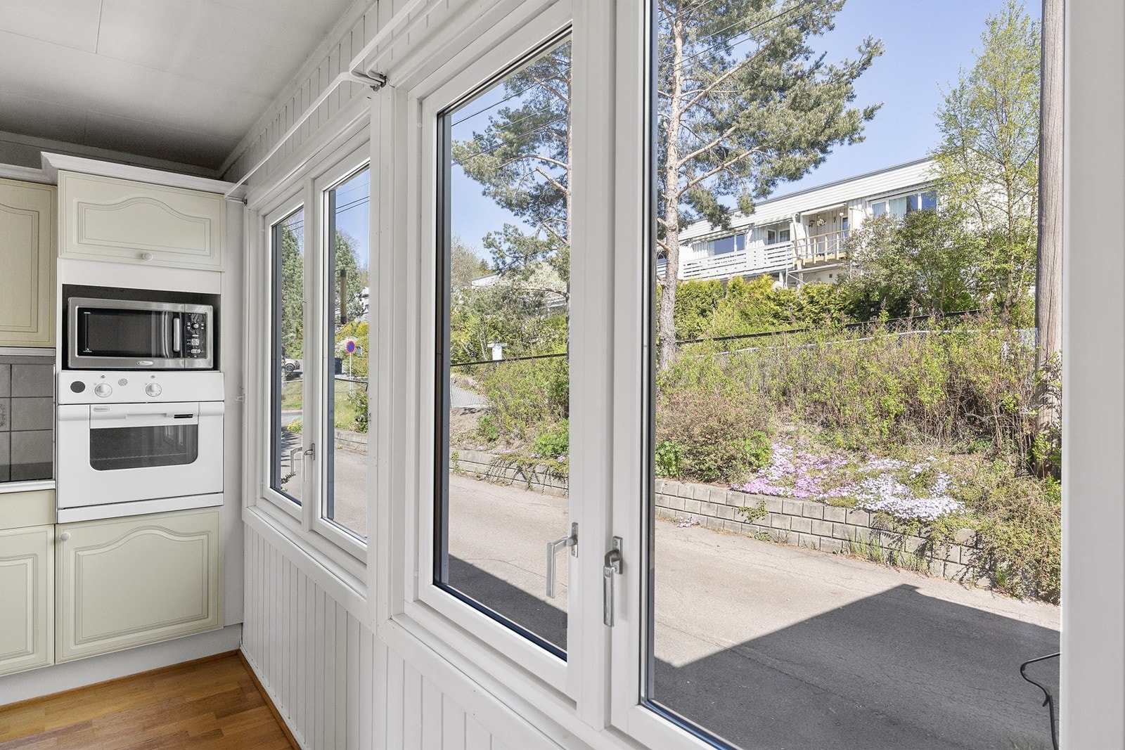 Kjøkkenet ligger separat til i boligen med store gode vindusflater som gir godt med naturlig arbeidslys til matlagningen Galleribilde