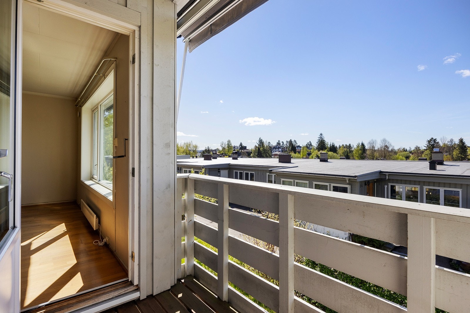 Fra stuen er det adkomst til en balkong med sydvestvendt beliggenhet og gode solforhold. Galleribilde