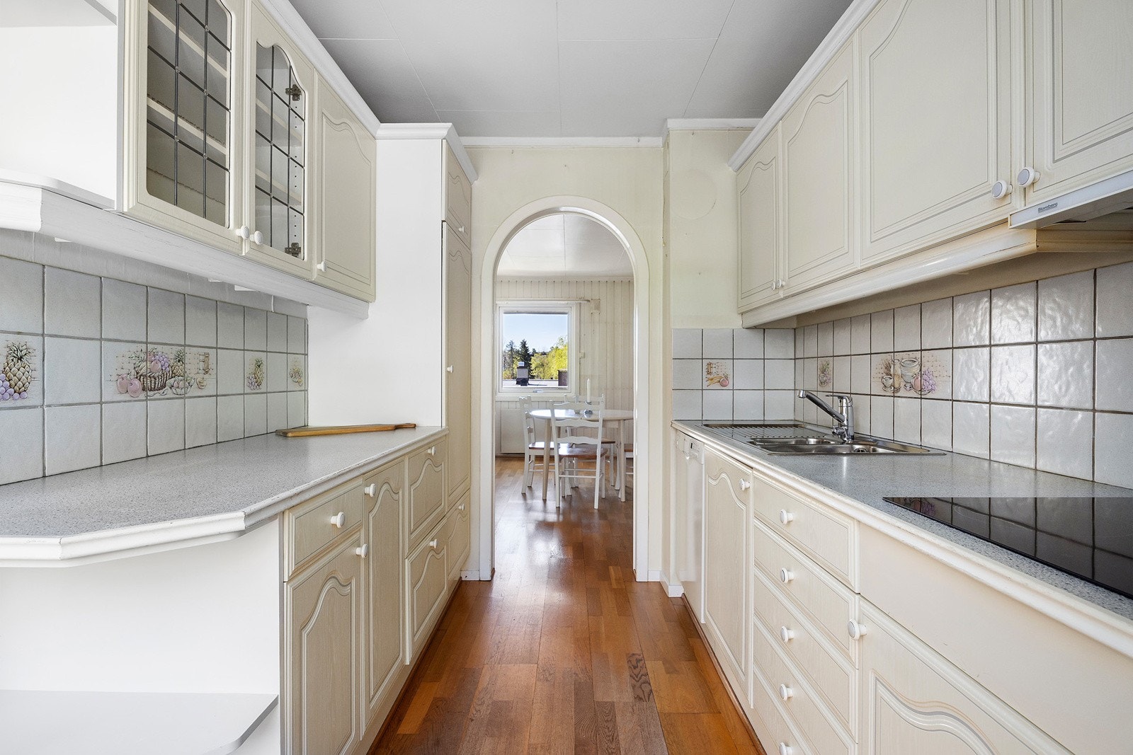 Kjøkken har direkte adkomst til en separat spisestuedel. Galleribilde