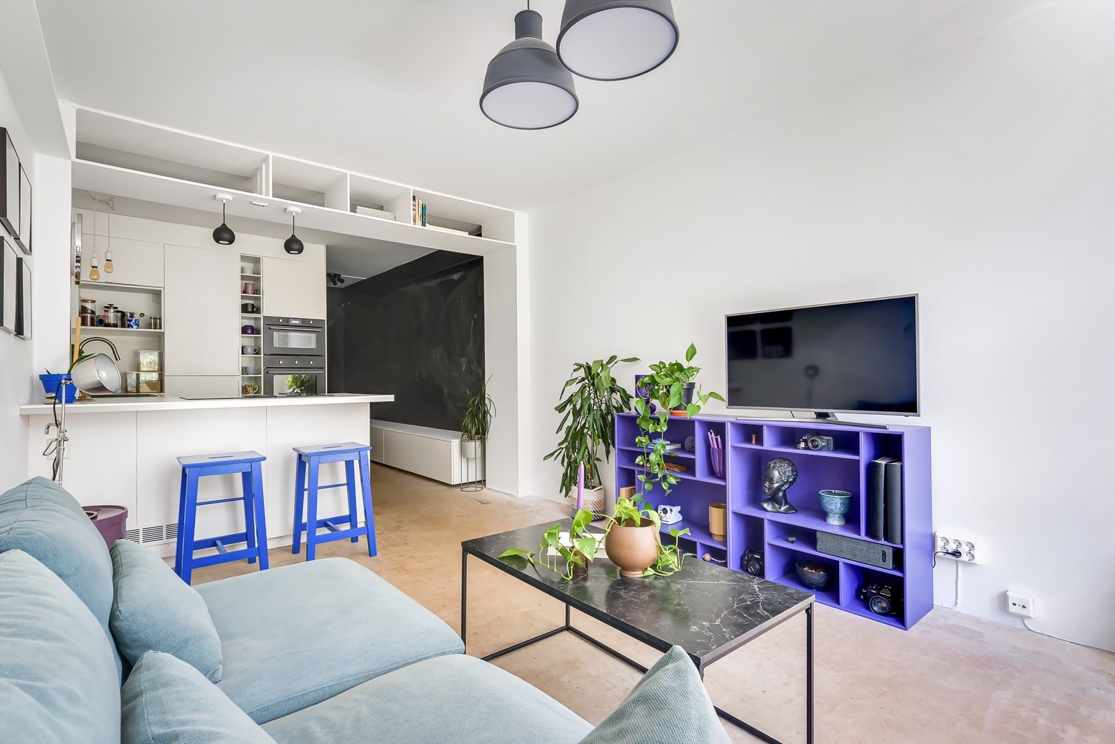 Her er det plass til sofa med bord og den smarte barløsningen sørger for fin spiseplass og et behagelig skille mellom kjøkken og stue. Galleribilde