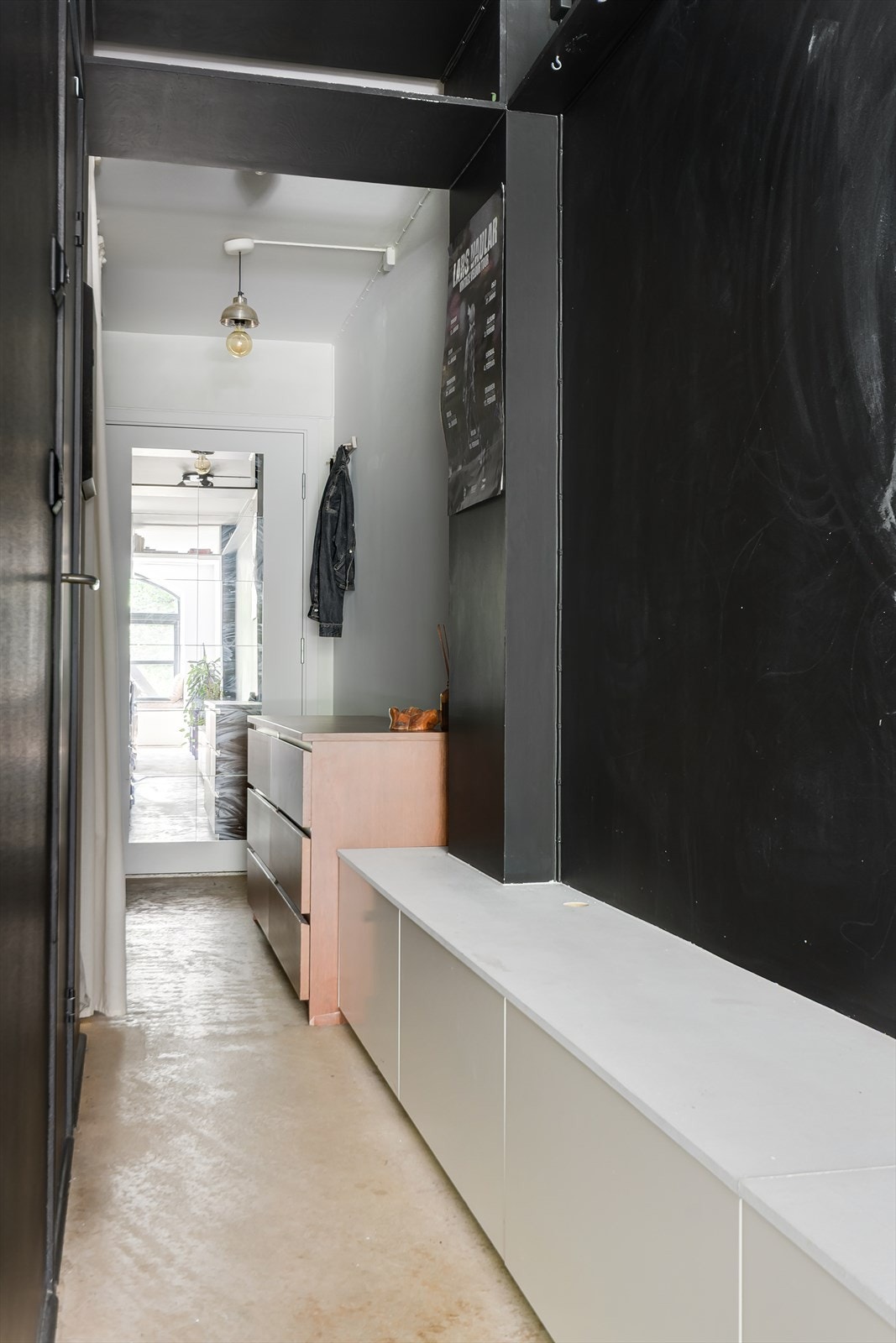 Den svartmalte veggen er malt i tavlemaling og kan brukes som tavle med kritt. Galleribilde