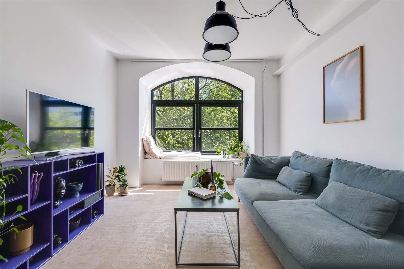 Det store fabrikk-vinduet og betonggulvet gir rommet et stilig preg! Galleribilde